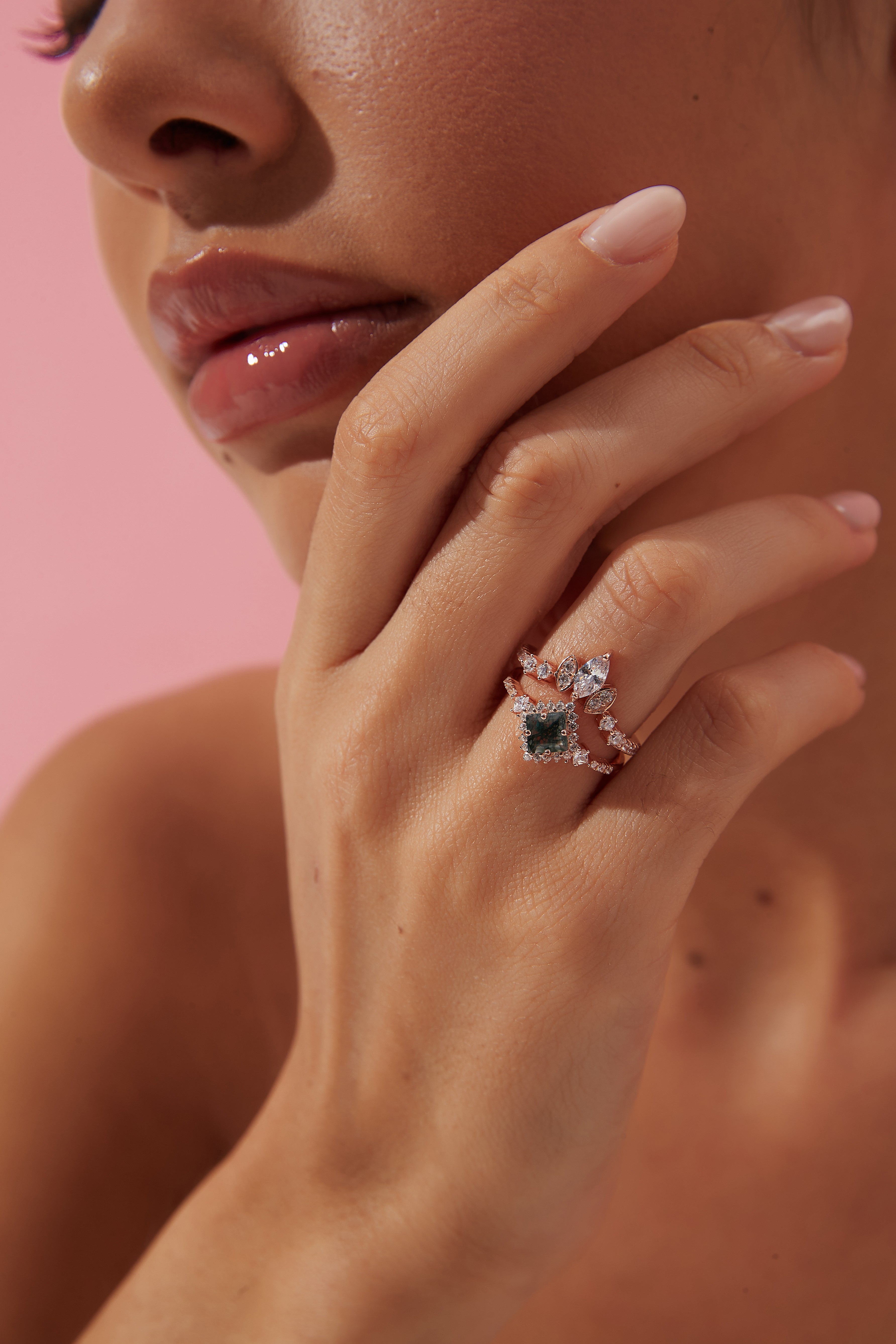 【ENSEMBLE RHIANNON】Ensemble unique de bagues de fiançailles artisanales en agate mousse naturelle, forme princesse, 0,75 ct, composé de 2 pièces