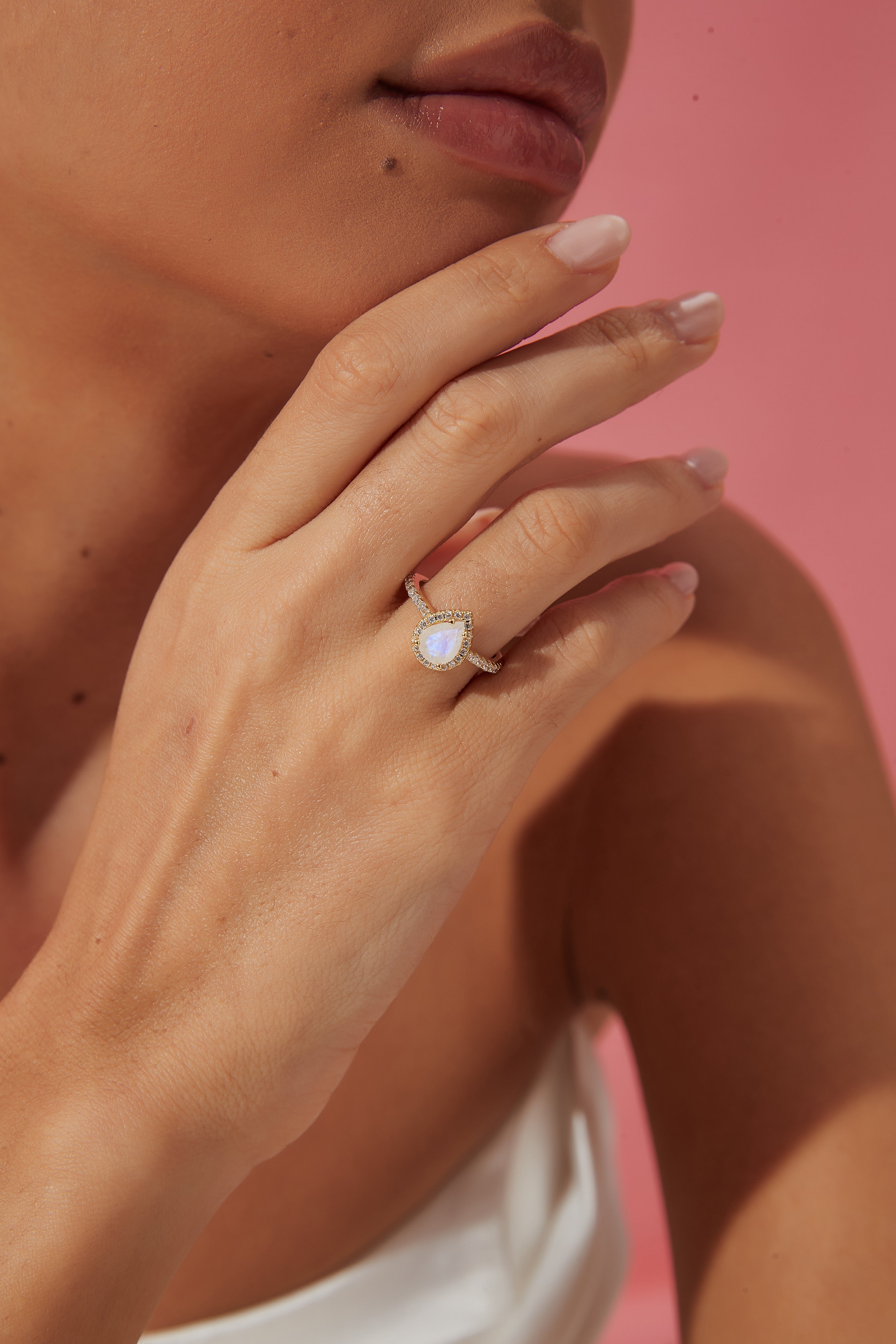 【Au clair de lune】Bague de fiançailles unique, faite main, en pierre de lune bleue naturelle de 0,8 ct, forme poire