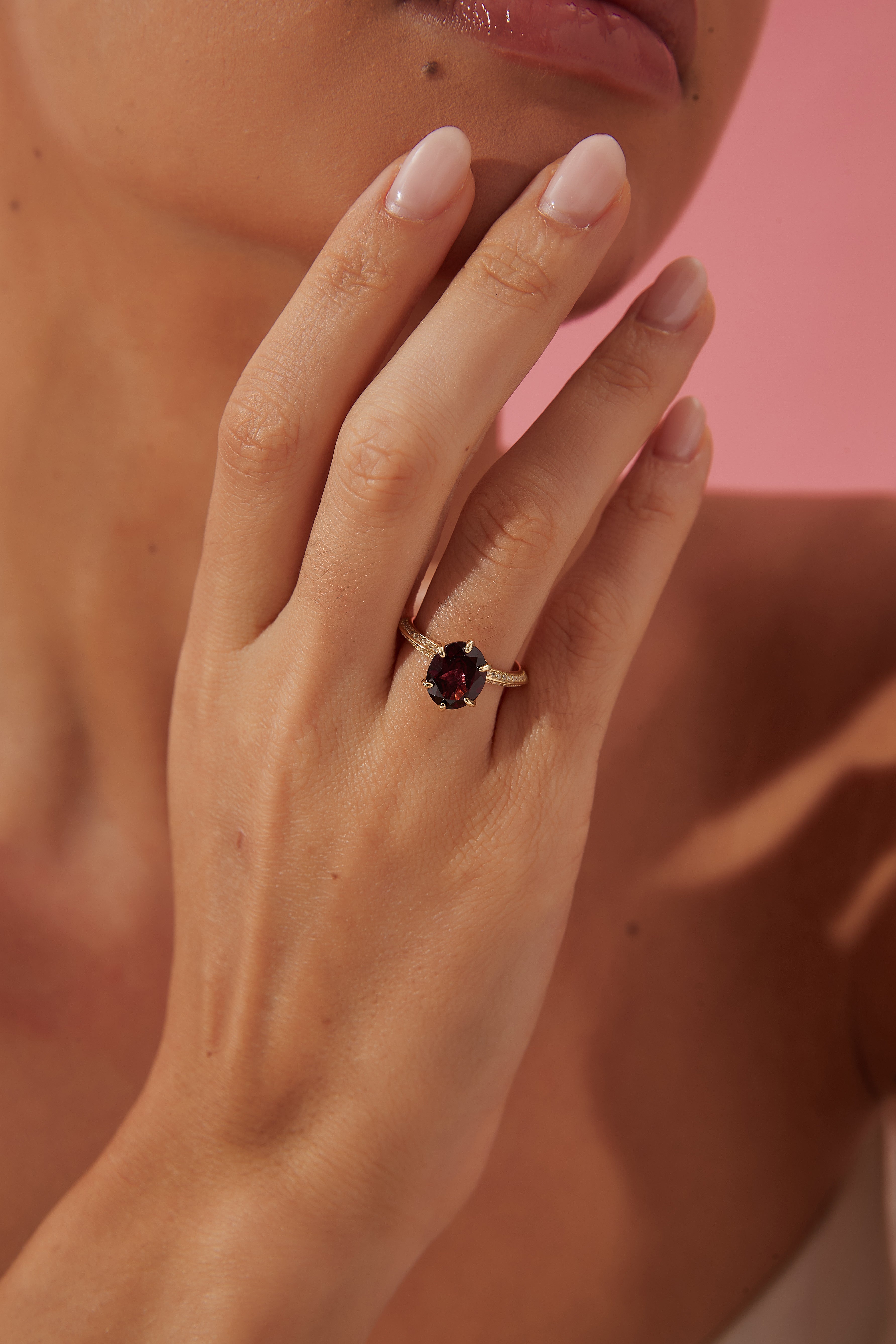 【Ensemble Rubaiyat】Ensemble unique de bagues de fiançailles en grenat rhodolite naturel, 3 carats, forme ovale, fait main (2 pièces).