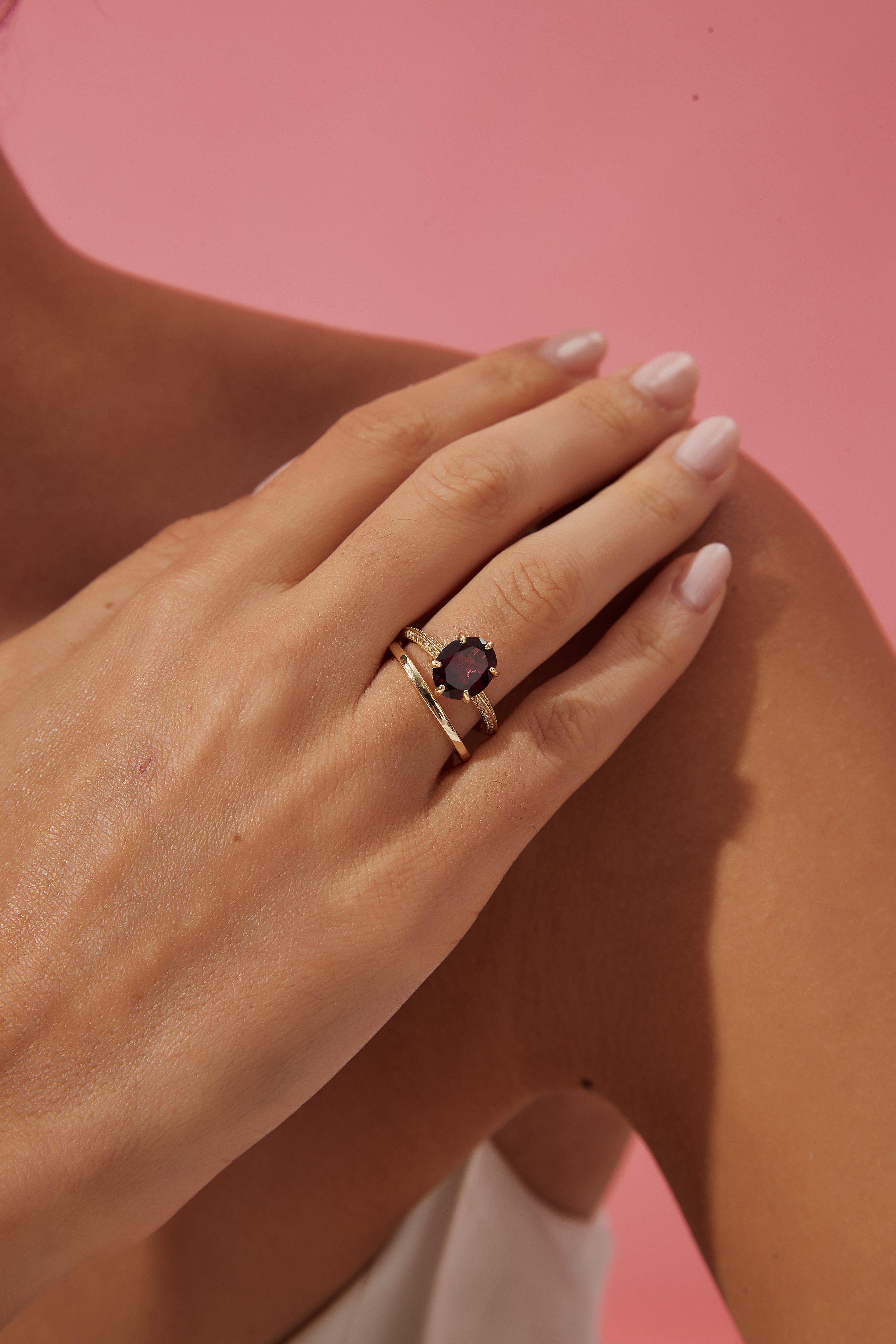 【Ensemble Rubaiyat】Ensemble unique de bagues de fiançailles en grenat rhodolite naturel, 3 carats, forme ovale, fait main (2 pièces).