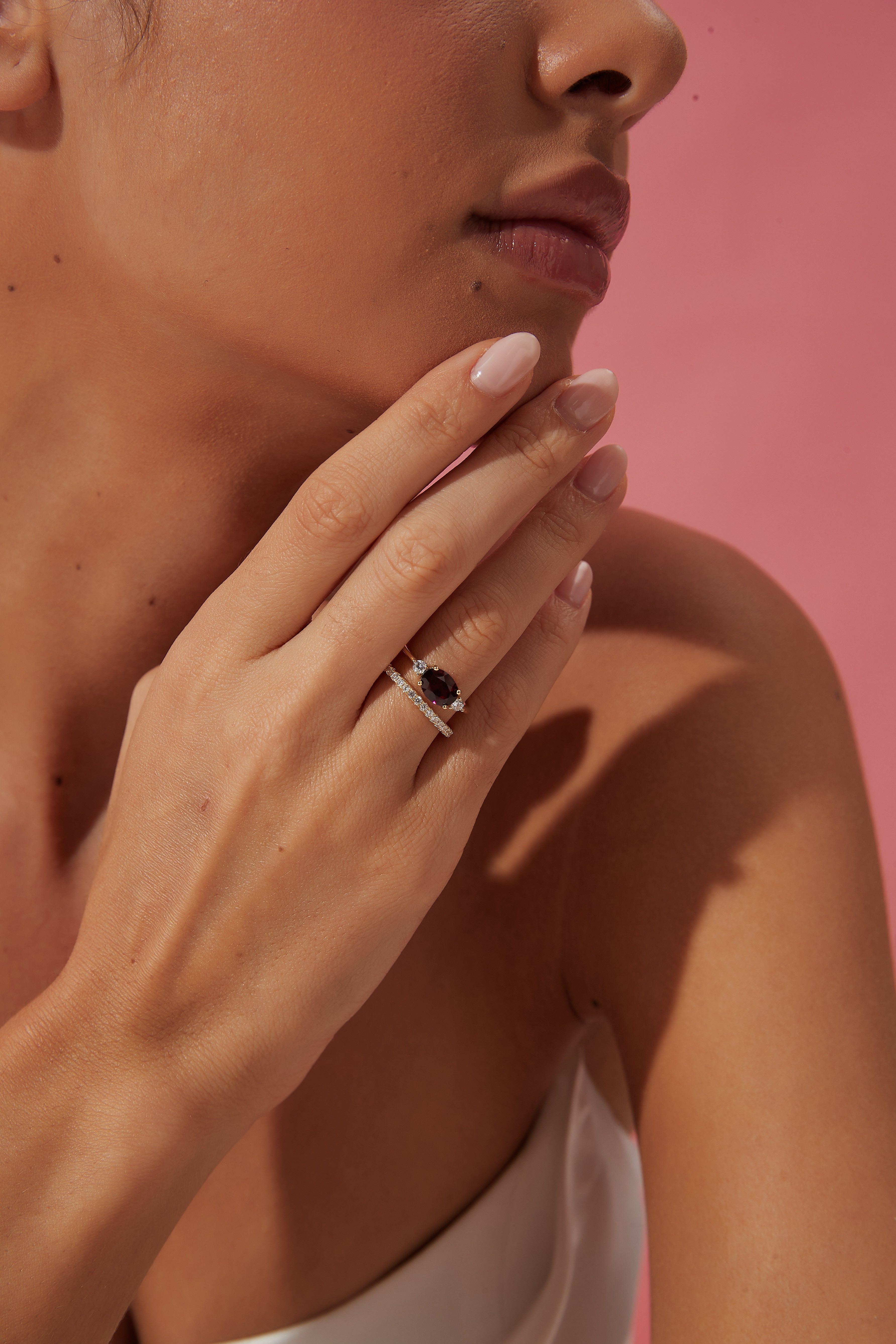 Bague de fiançailles unique en grenat rhodolite naturel de 1,5 ct, forme ovale, fabriquée à la main avec soin. 【Rubicund Ember】