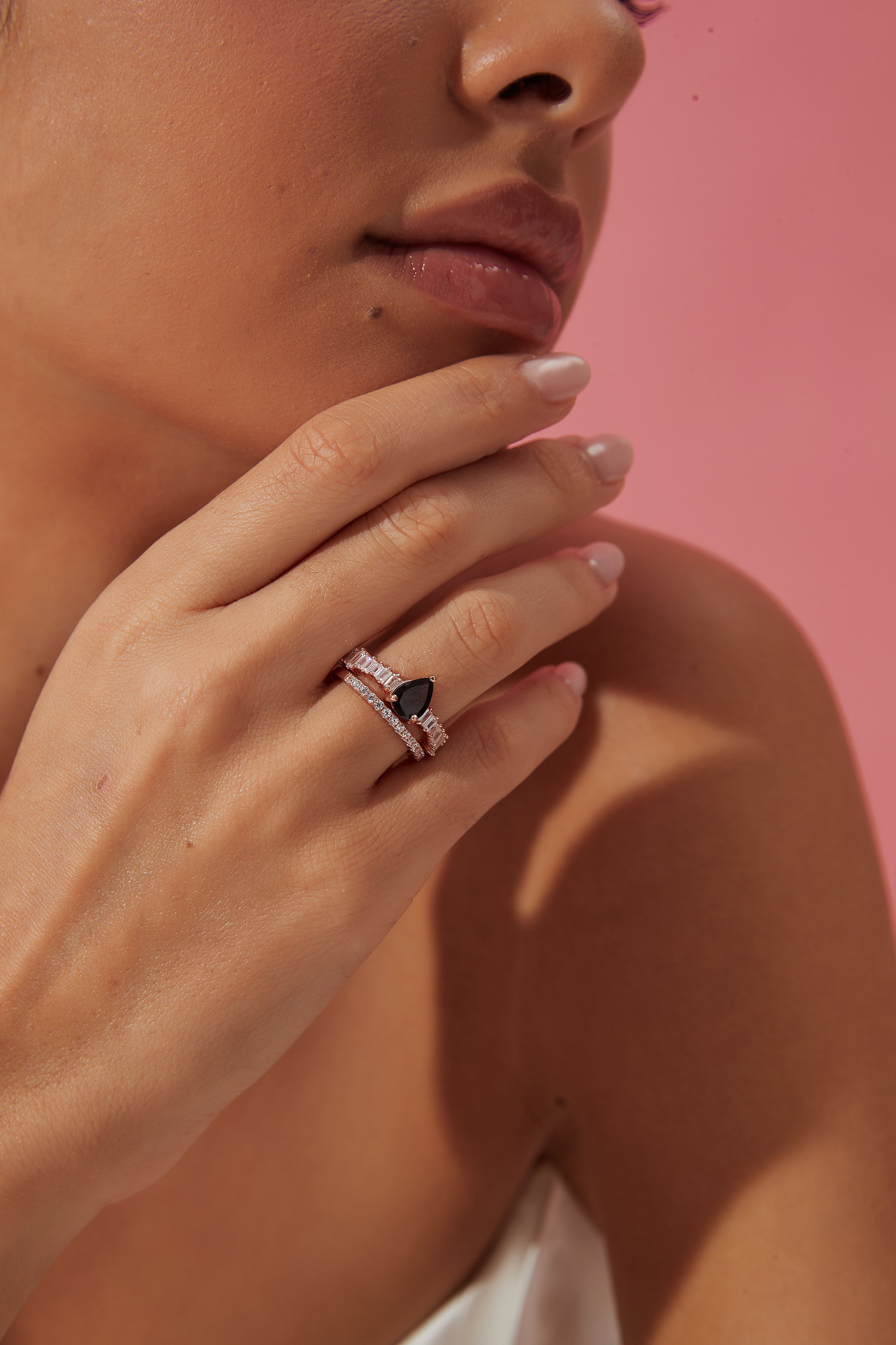 【Rubra Symphony】Bague de fiançailles unique, faite main, en grenat rhodolite naturel de 0,8 ct, forme poire