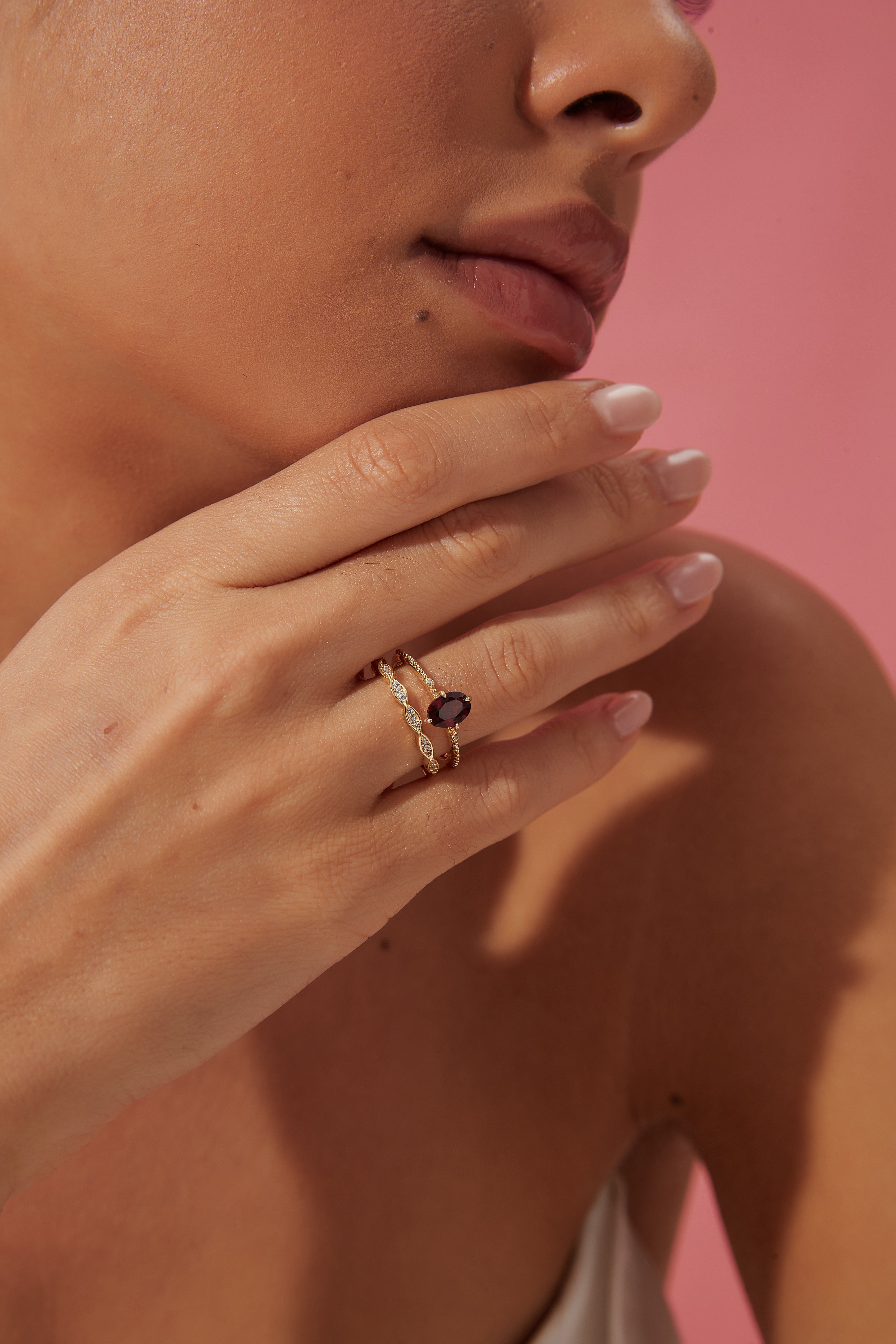 【Ensemble Carmine Lattie】Ensemble unique de bagues de fiançailles en grenat rhodolite naturel fait main, 2 pièces, 0,75 ct, forme ovale