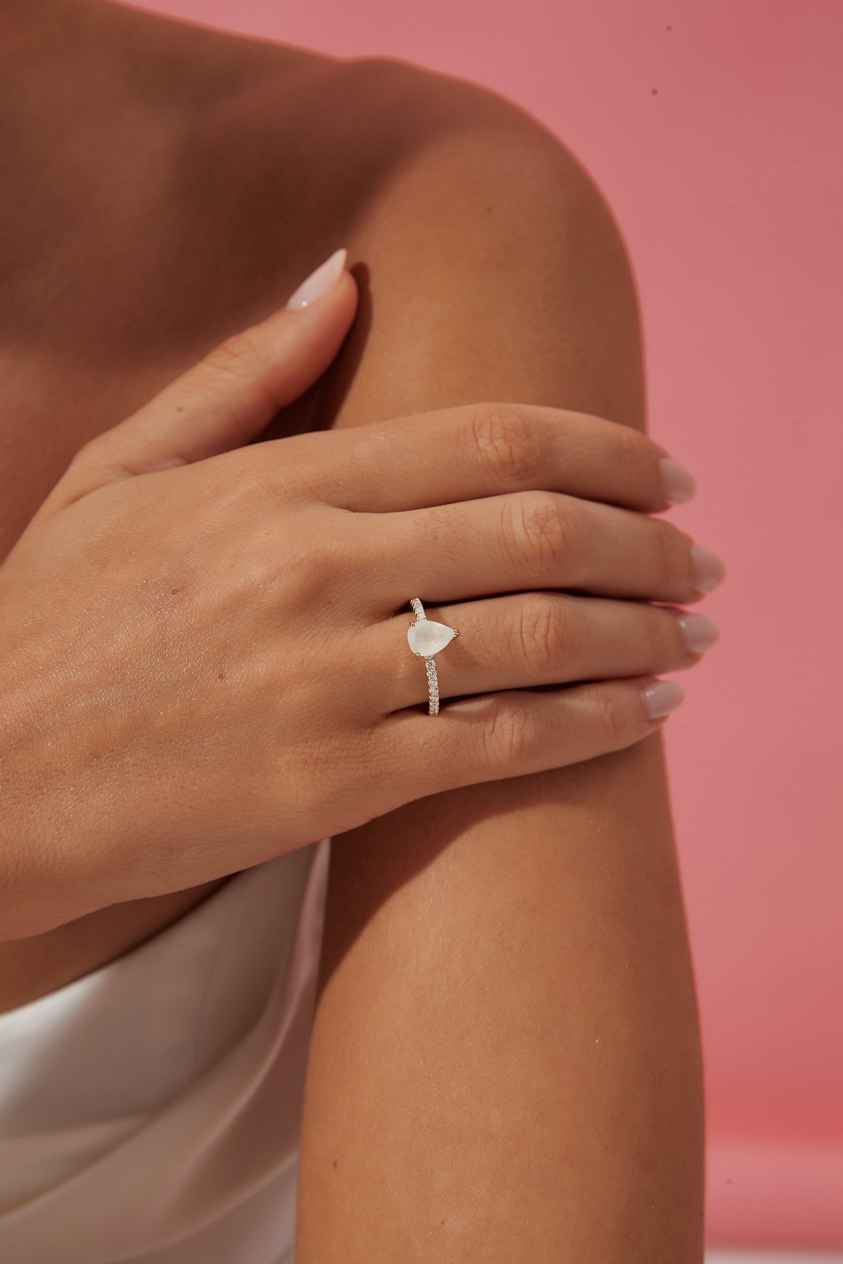 【Ensemble Aurelia】Ensemble unique de bagues de fiançailles artisanales en pierre de lune bleue naturelle de 0,8 ct, forme poire, composé de 2 bagues.