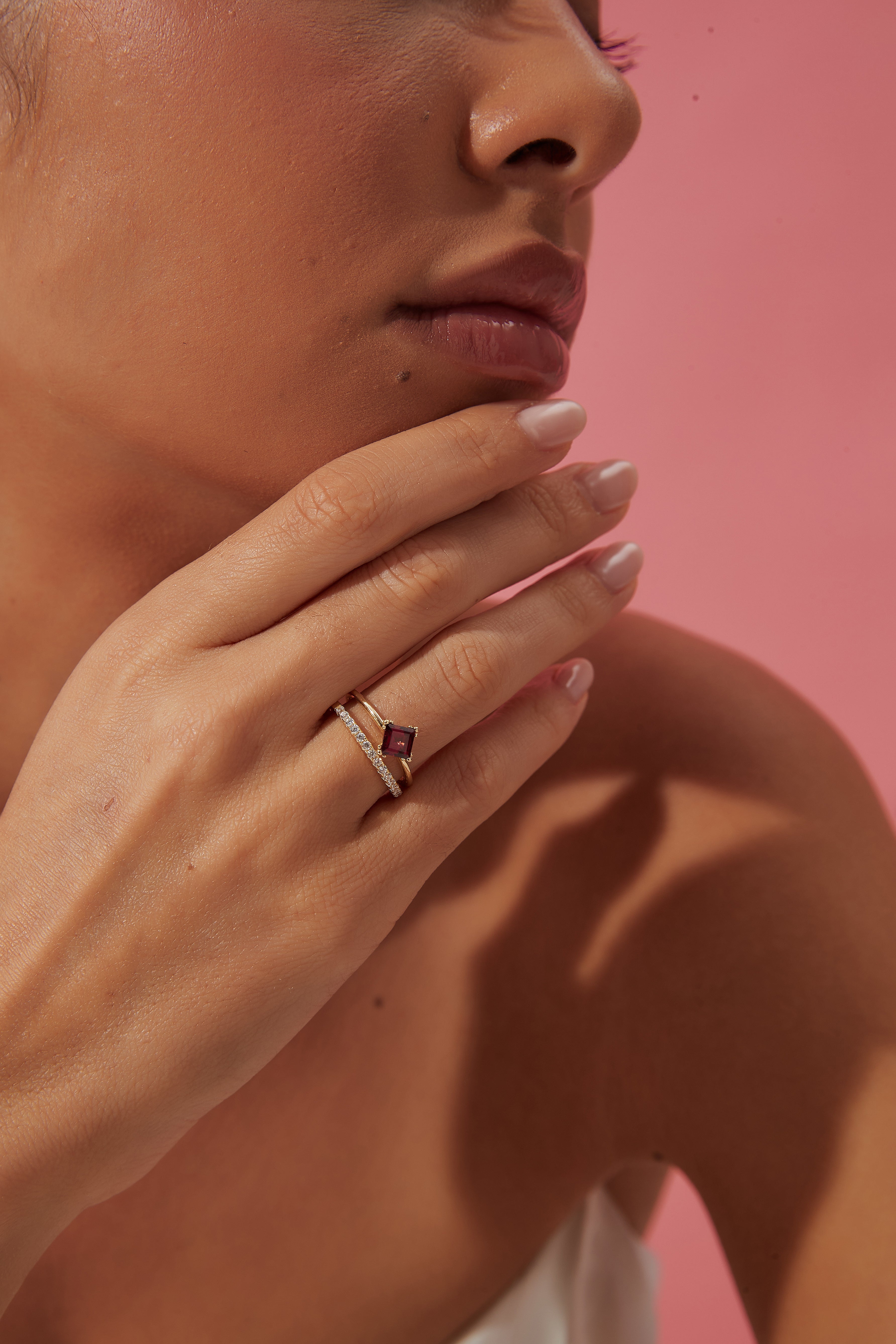 【Ensemble Rubienne】Ensemble unique de bagues de fiançailles artisanales en grenat rhodolite naturel de 0,75 ct, forme princesse, composé de 2 pièces