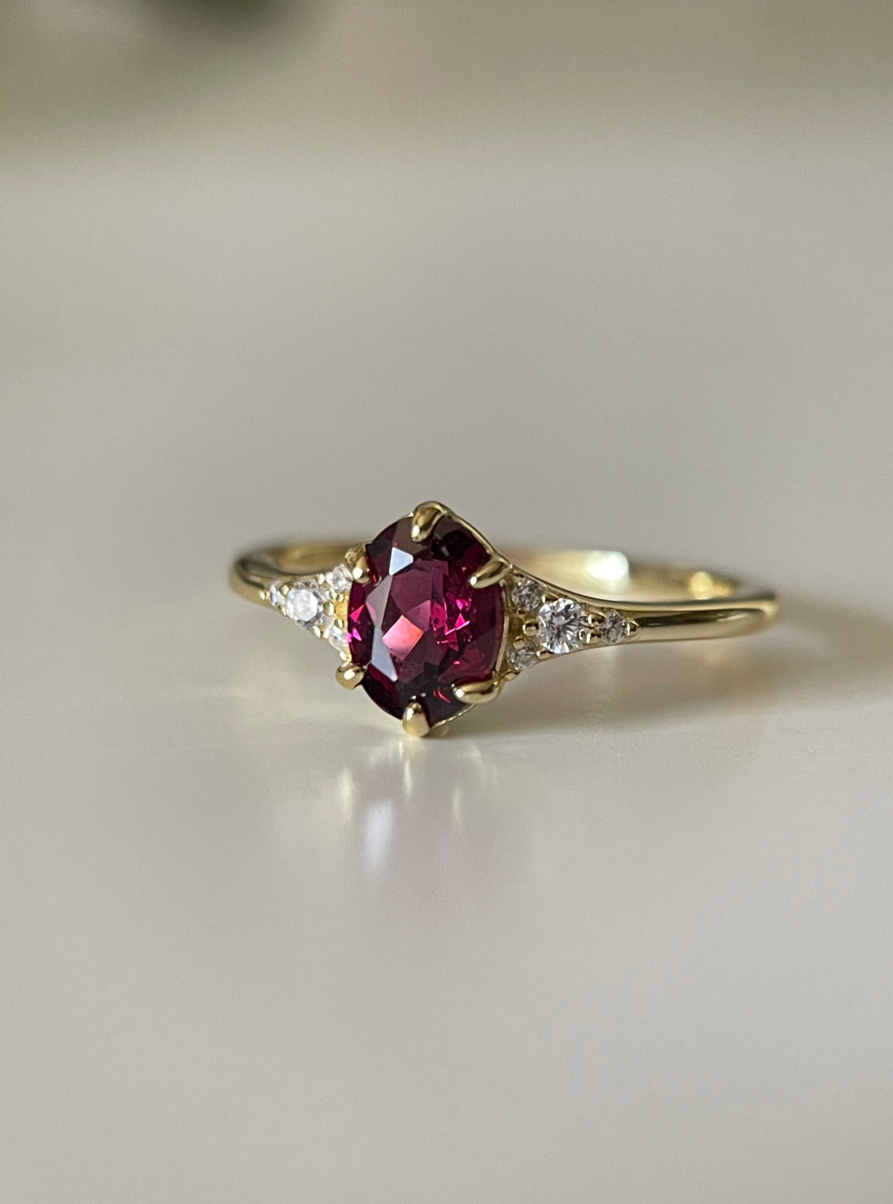 【Regalia】Handmade Natural Rhodolite Garnet Engagement Ring 0.75ct Oval Shape