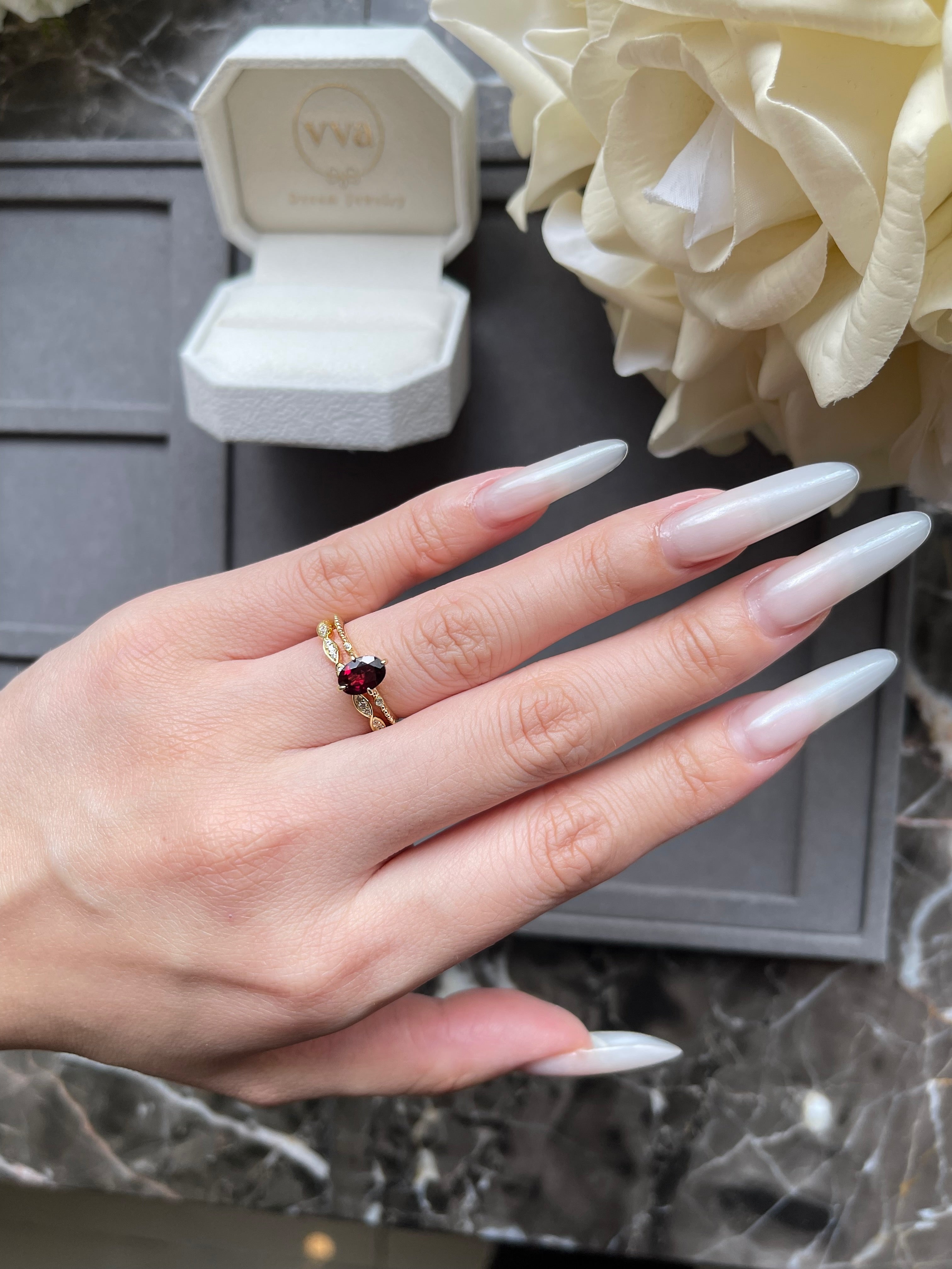 【Ensemble Carmine Lattie】Ensemble unique de bagues de fiançailles en grenat rhodolite naturel fait main, 2 pièces, 0,75 ct, forme ovale