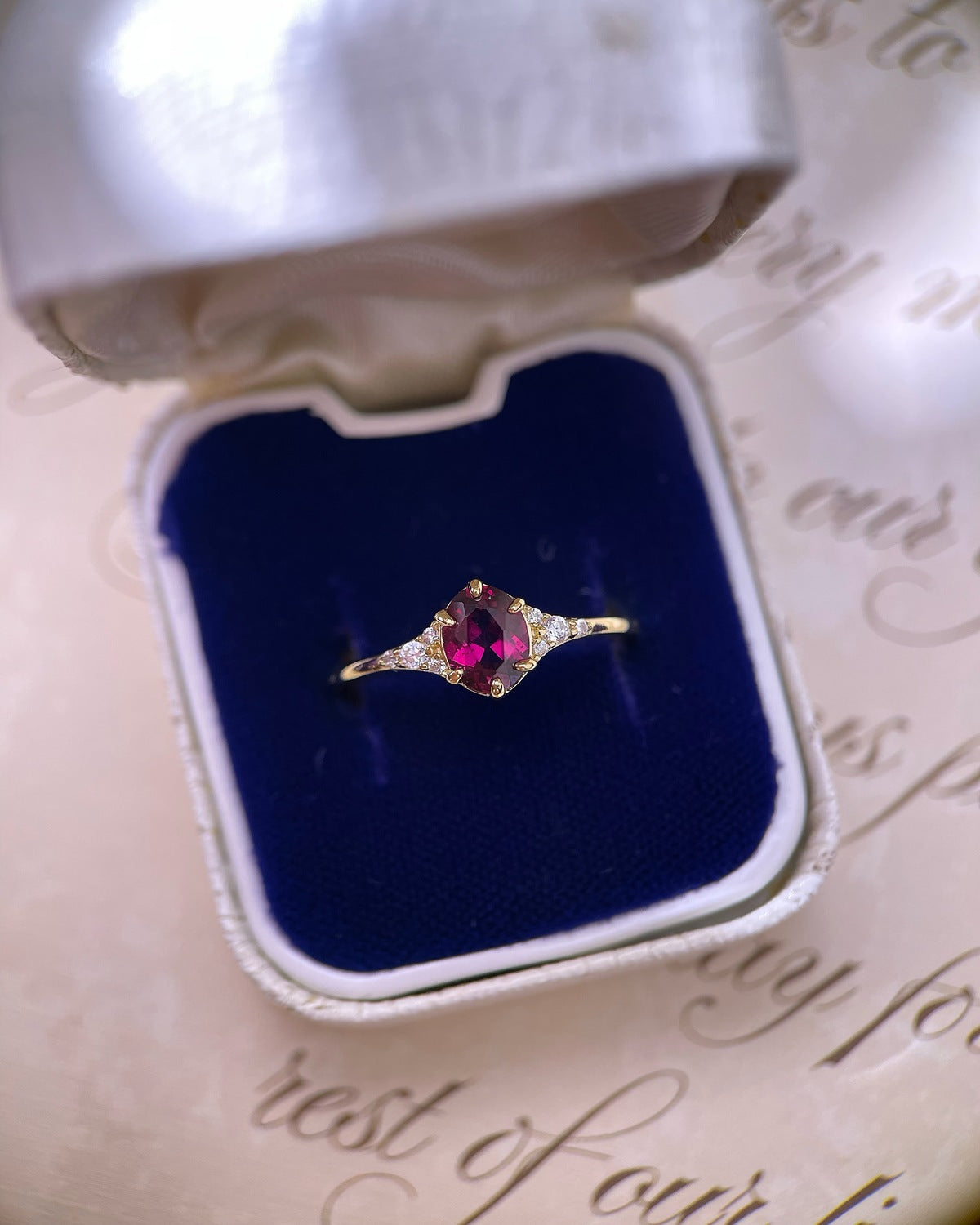 【Regalia】Bague de fiançailles artisanale en grenat rhodolite naturel de 0,75 ct, forme ovale