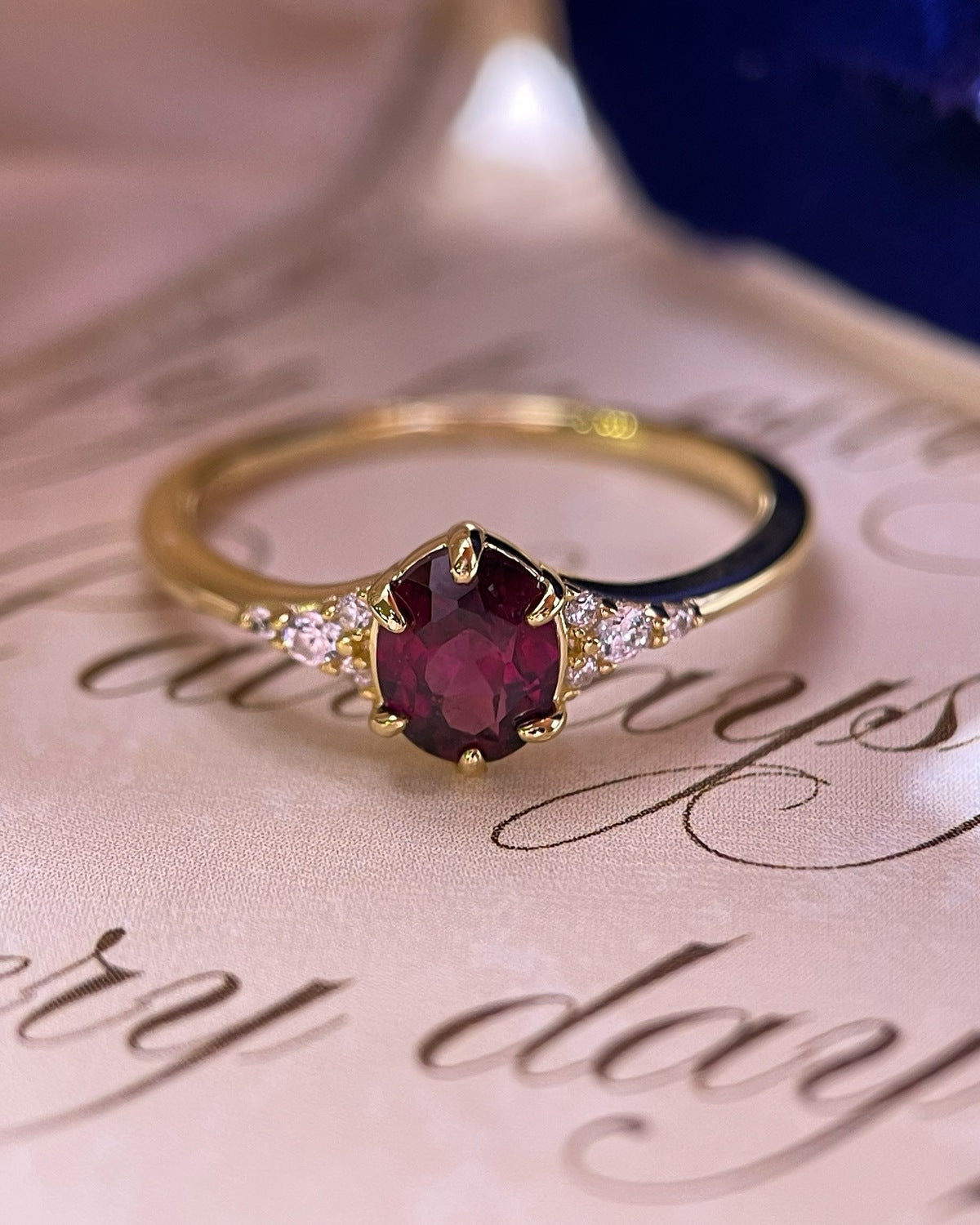 【Regalia】Bague de fiançailles artisanale en grenat rhodolite naturel de 0,75 ct, forme ovale