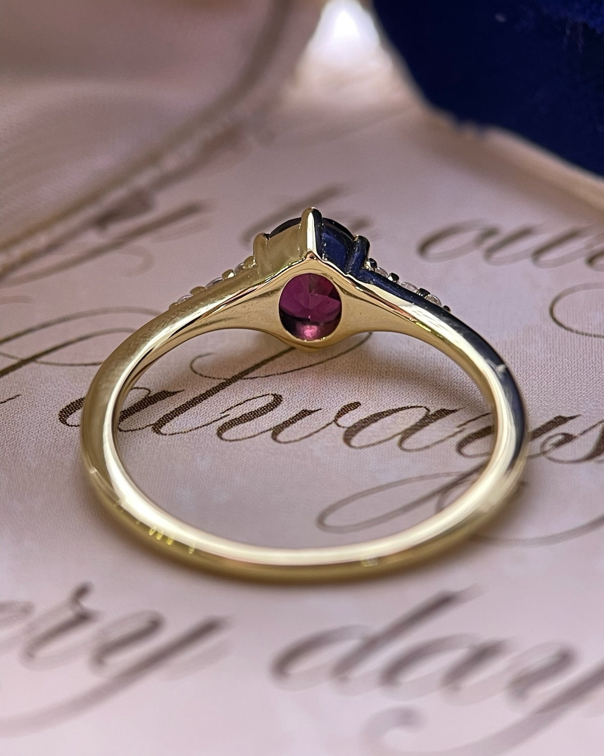 【Regalia】Bague de fiançailles artisanale en grenat rhodolite naturel de 0,75 ct, forme ovale