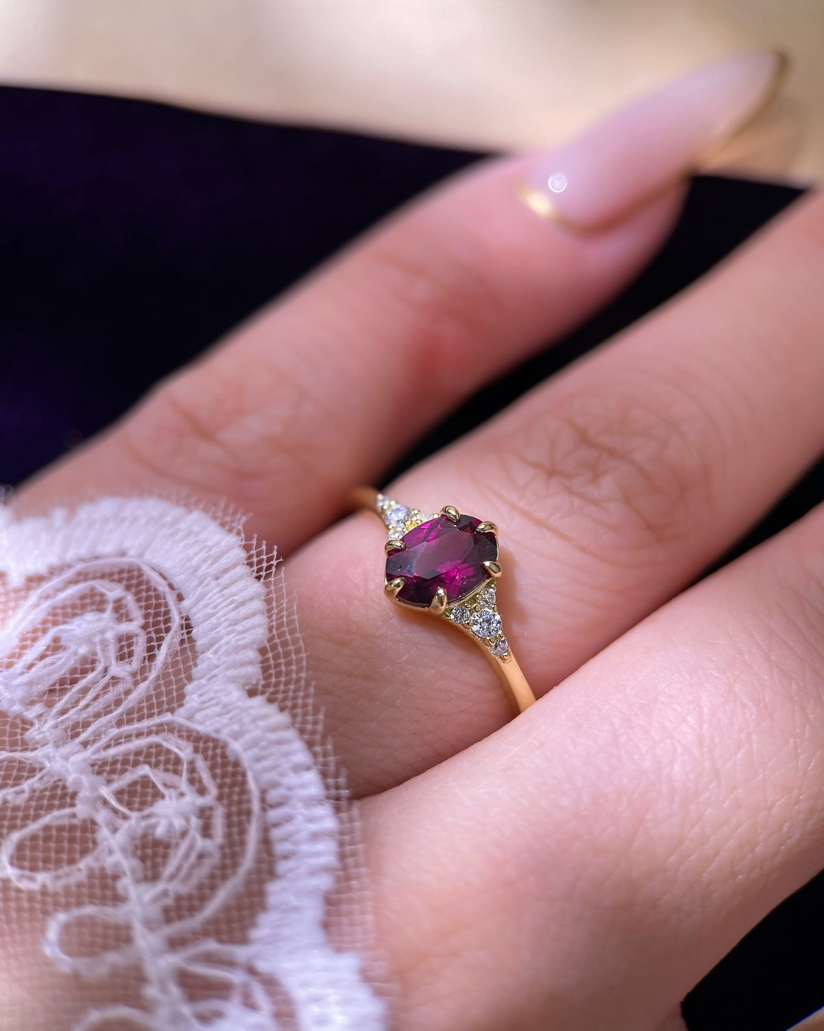 【Regalia】Bague de fiançailles artisanale en grenat rhodolite naturel de 0,75 ct, forme ovale