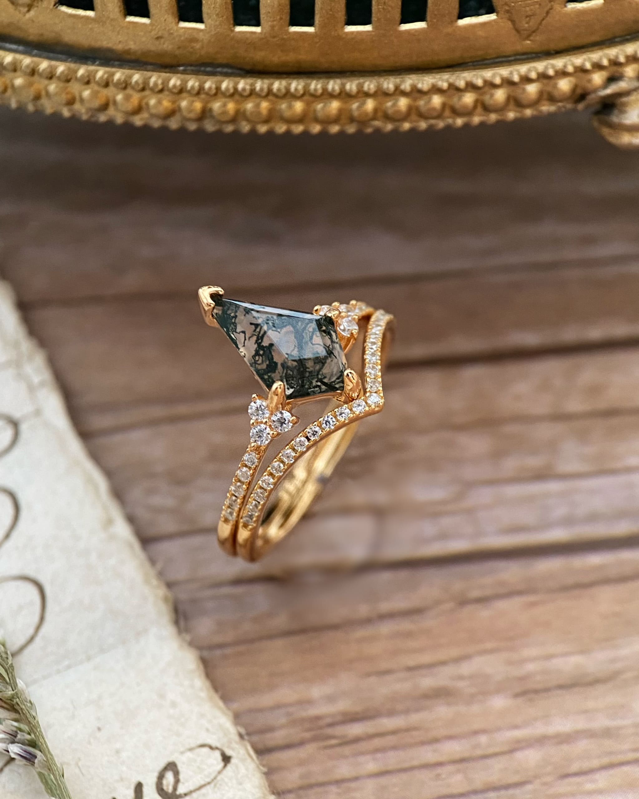 【Voile éthéré】Bague de fiançailles unique en agate mousse naturelle, faite main, de forme ovale, 1,5 ct