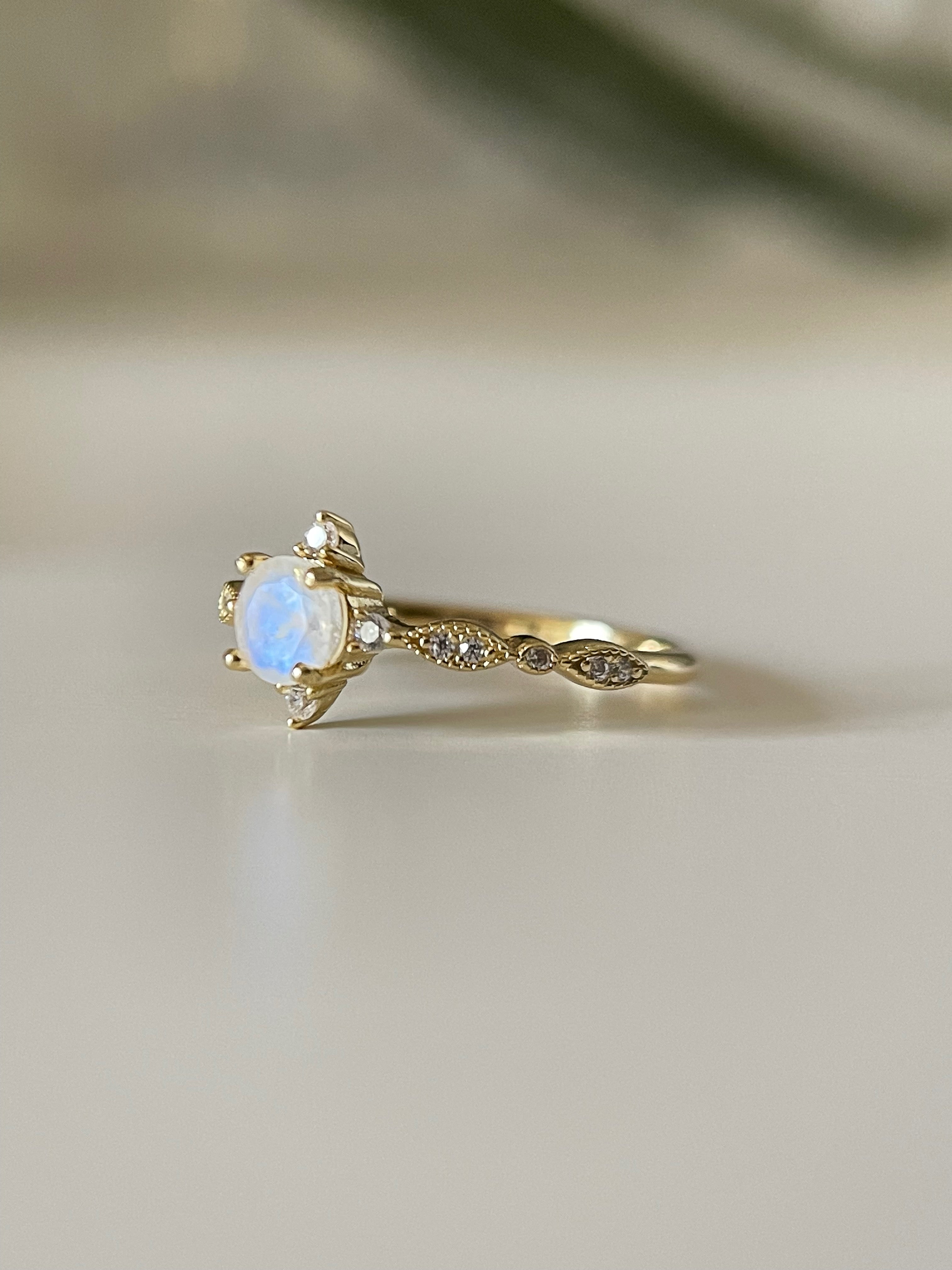 【Lucentia】Handmade Natural Blue Moonstone Engagement Ring 0.5ct Princess Shape