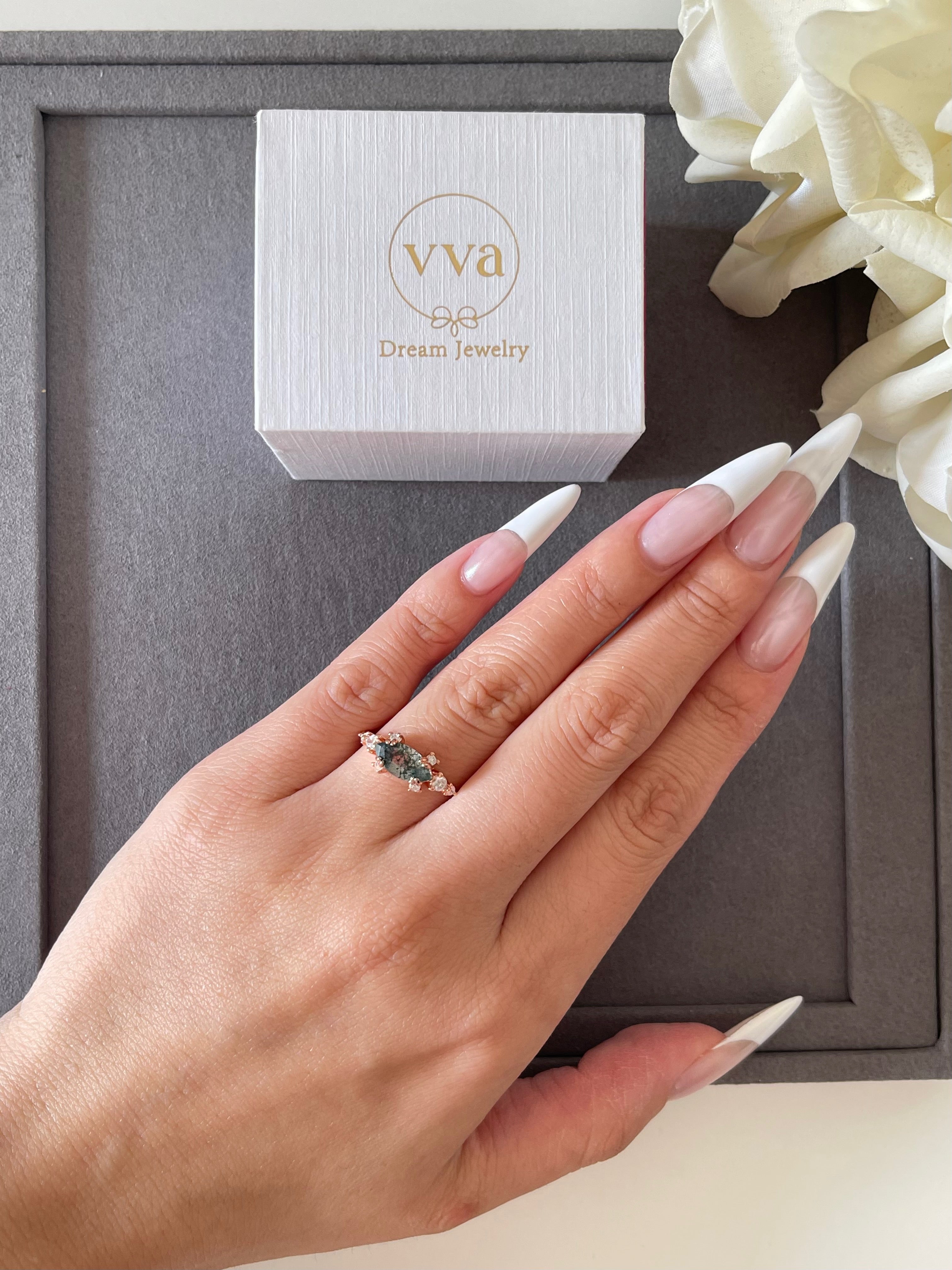 【Meridian】Bague de fiançailles unique en agate mousse naturelle faite à la main, 1 carat, forme marquise