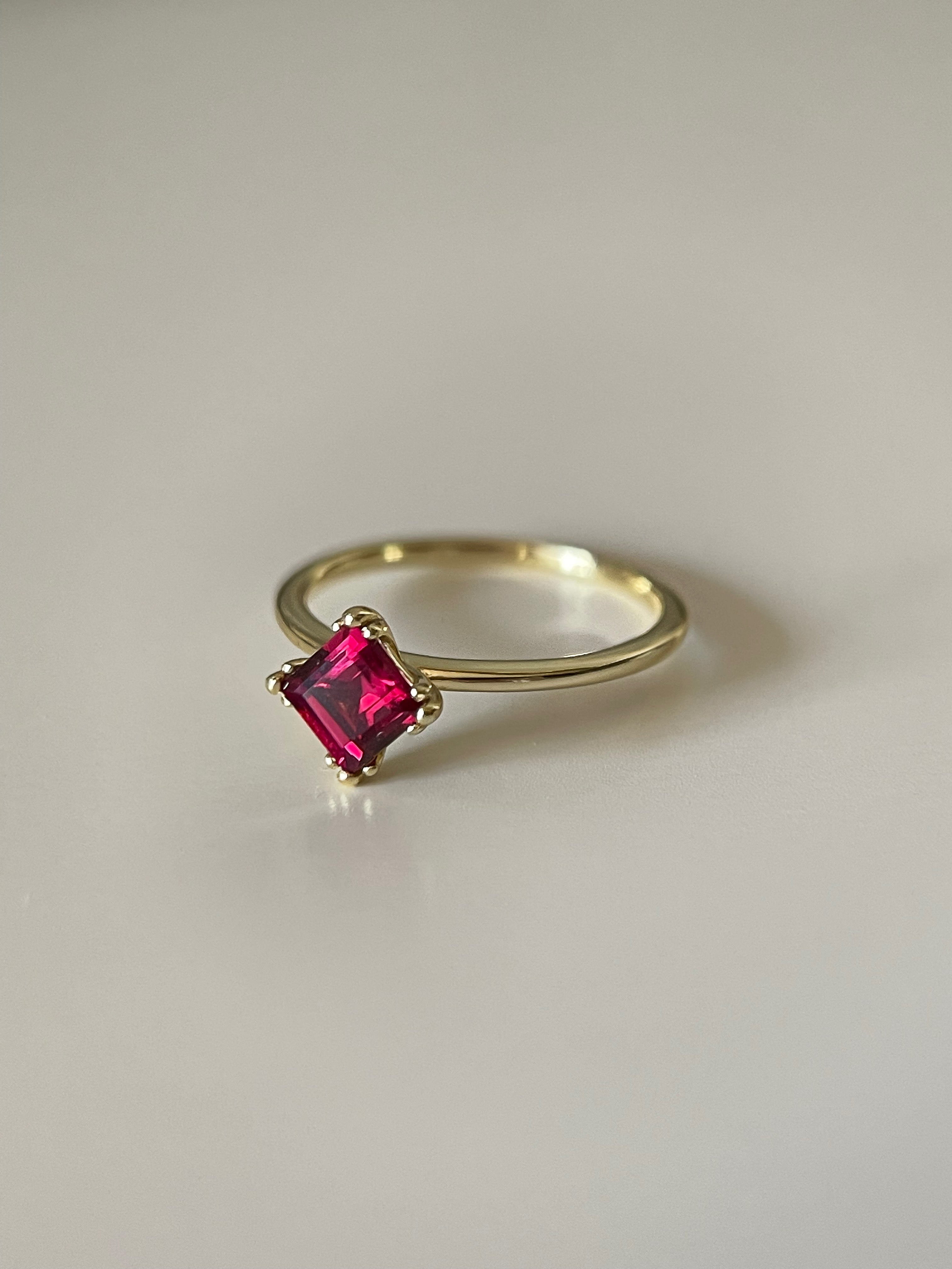 【Ensemble Rubienne】Ensemble unique de bagues de fiançailles artisanales en grenat rhodolite naturel de 0,75 ct, forme princesse, composé de 2 pièces