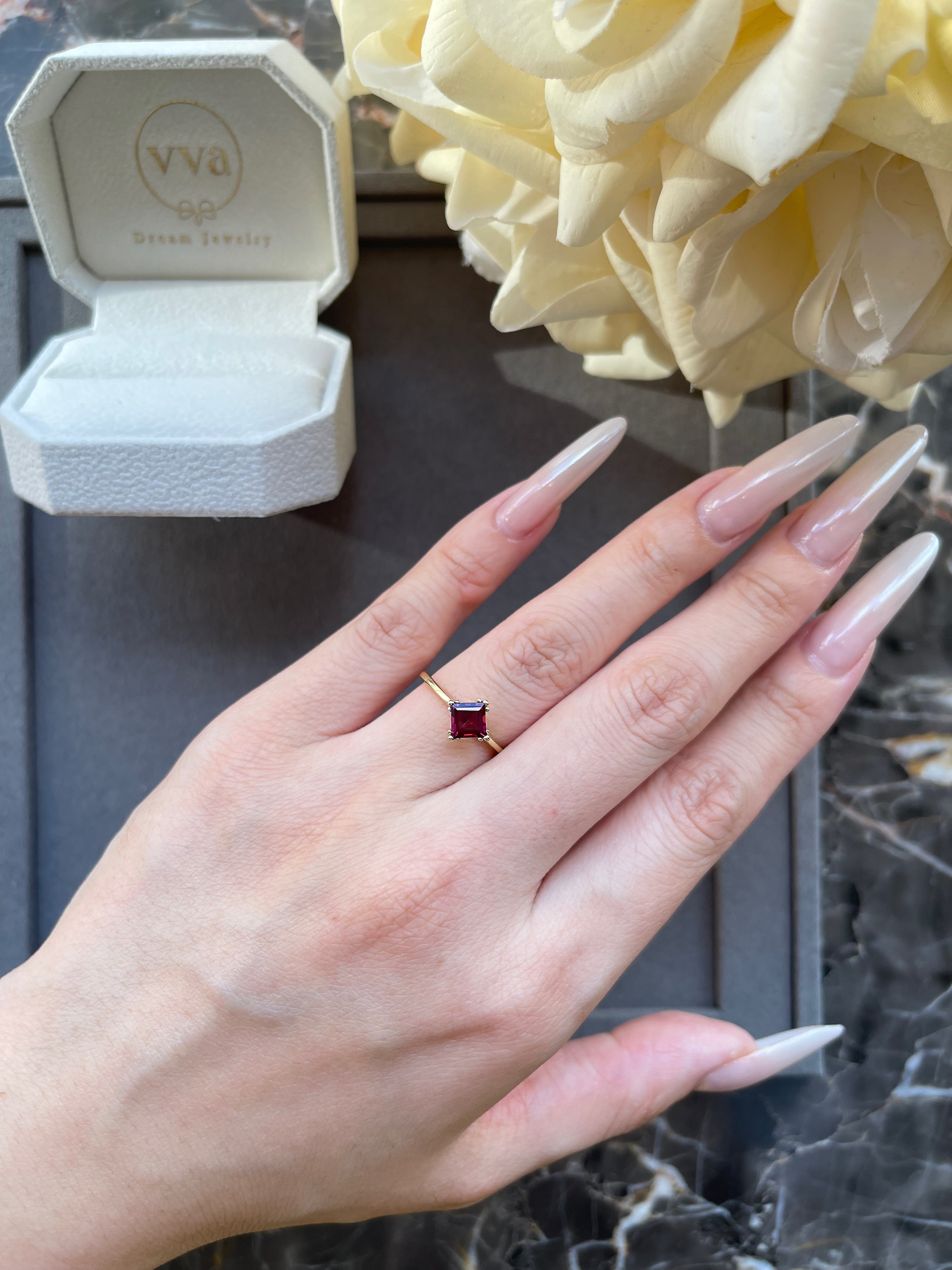 【Ensemble Rubienne】Ensemble unique de bagues de fiançailles artisanales en grenat rhodolite naturel de 0,75 ct, forme princesse, composé de 2 pièces