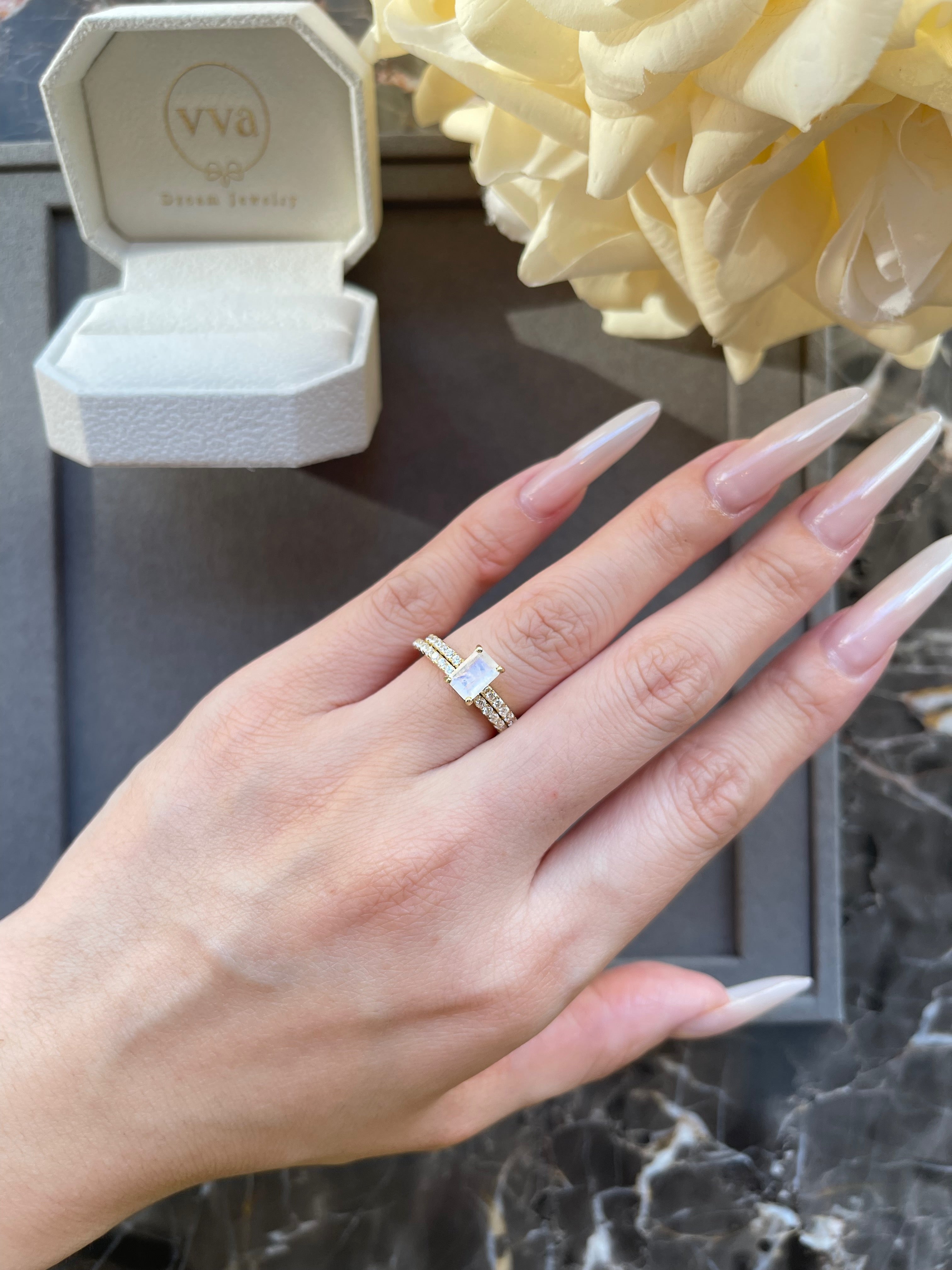 【Ensemble Iris】Ensemble de 2 bagues de fiançailles uniques, fabriquées à la main, en pierre de lune bleue naturelle de 1 carat, taille baguette