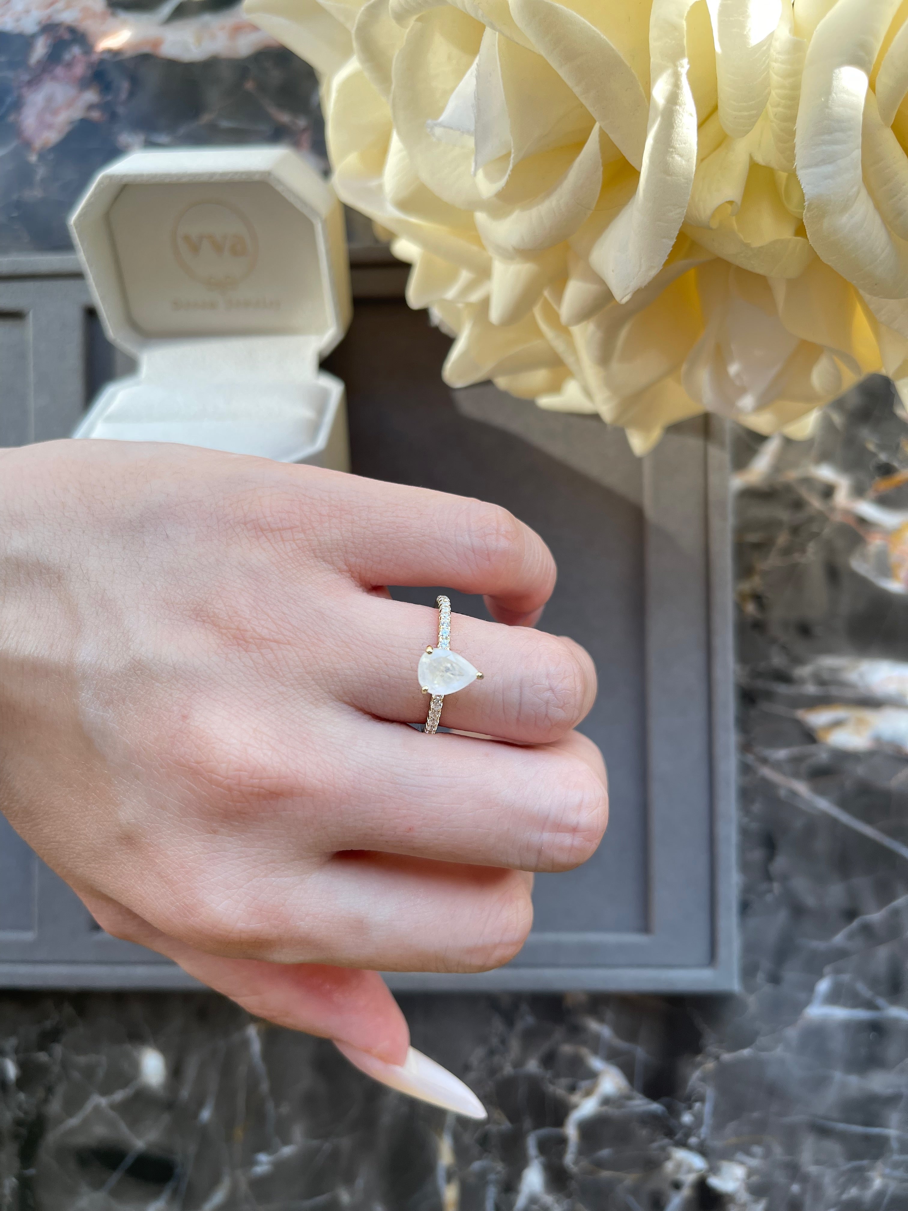 【Ensemble Aurelia】Ensemble unique de bagues de fiançailles artisanales en pierre de lune bleue naturelle de 0,8 ct, forme poire, composé de 2 bagues.