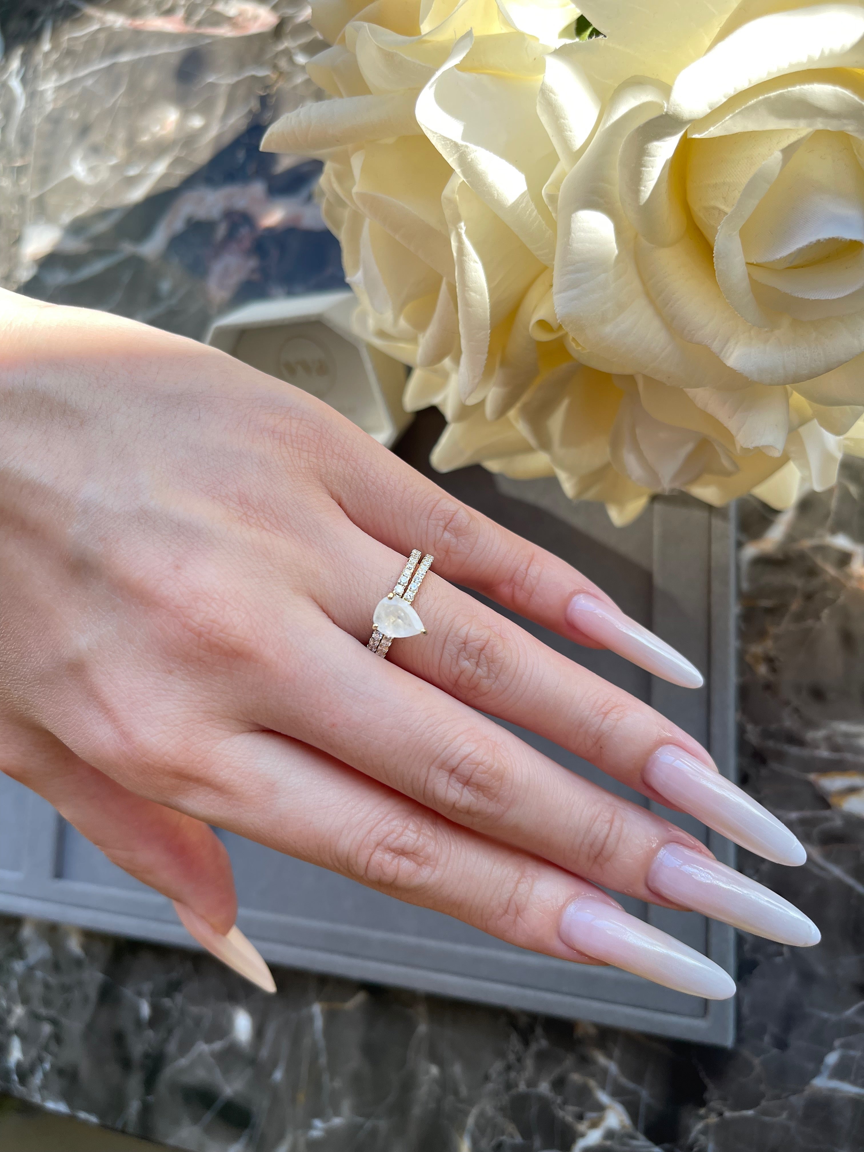 【Ensemble Aurelia】Ensemble unique de bagues de fiançailles artisanales en pierre de lune bleue naturelle de 0,8 ct, forme poire, composé de 2 bagues.