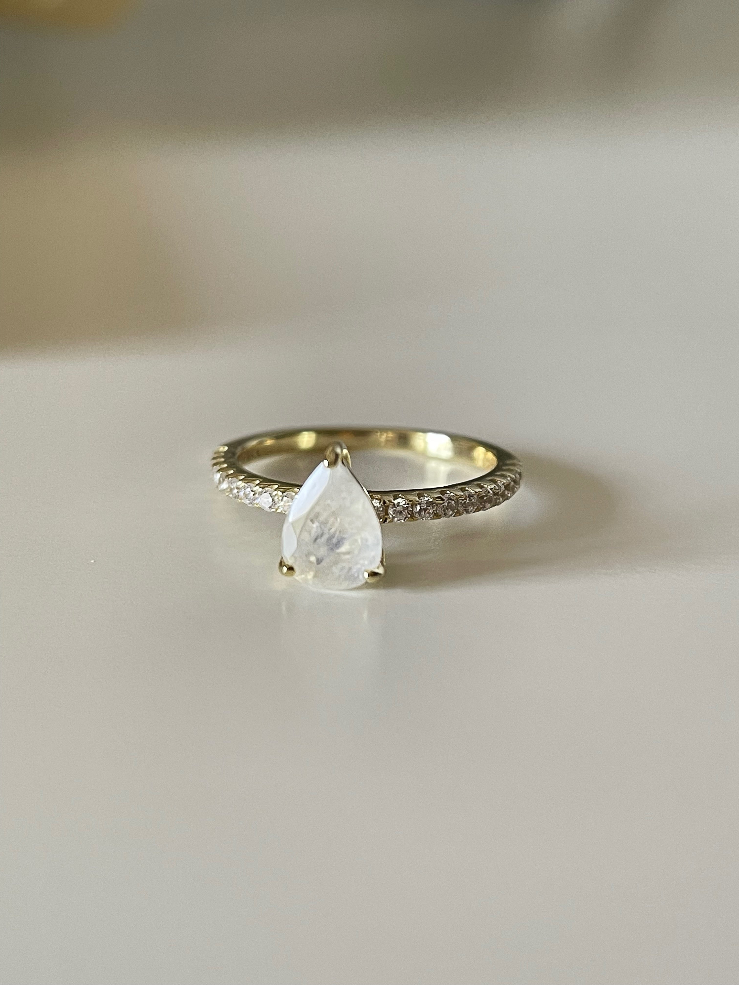 【Ensemble Aurelia】Ensemble unique de bagues de fiançailles artisanales en pierre de lune bleue naturelle de 0,8 ct, forme poire, composé de 2 bagues.