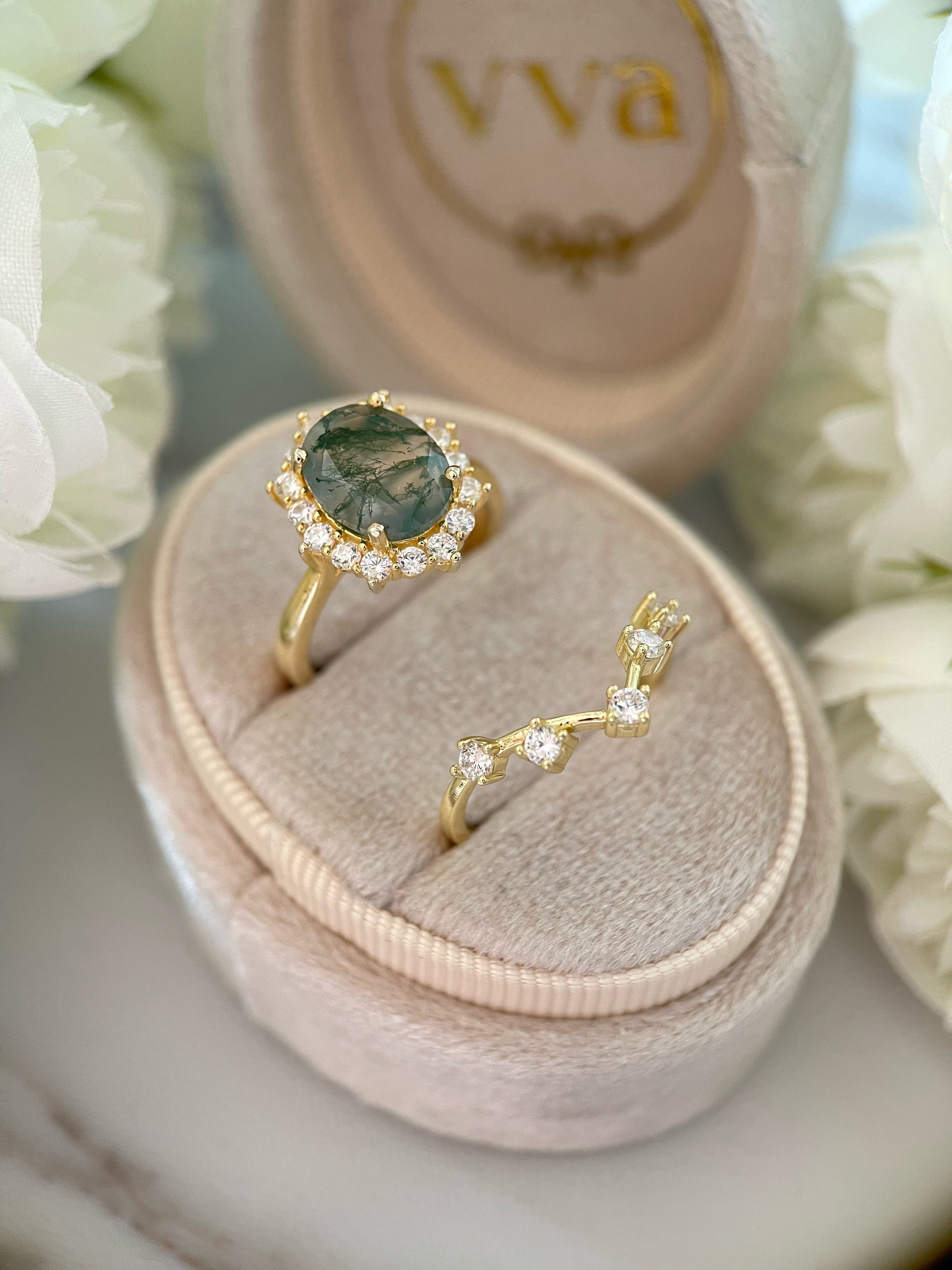 【Ensemble Morrigan】 Bague de fiançailles unique, faite main, en agate mousse verte naturelle, forme ovale, 3 carats (2 pièces).