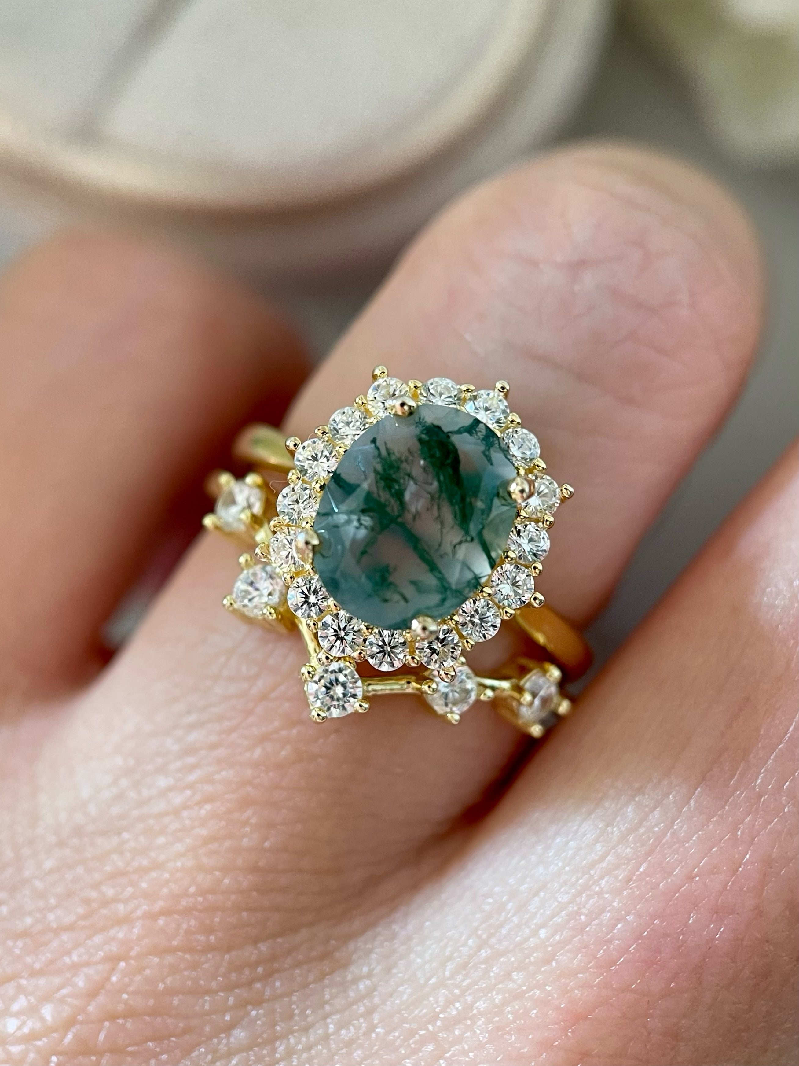 【Ensemble Morrigan】 Bague de fiançailles unique, faite main, en agate mousse verte naturelle, forme ovale, 3 carats (2 pièces).