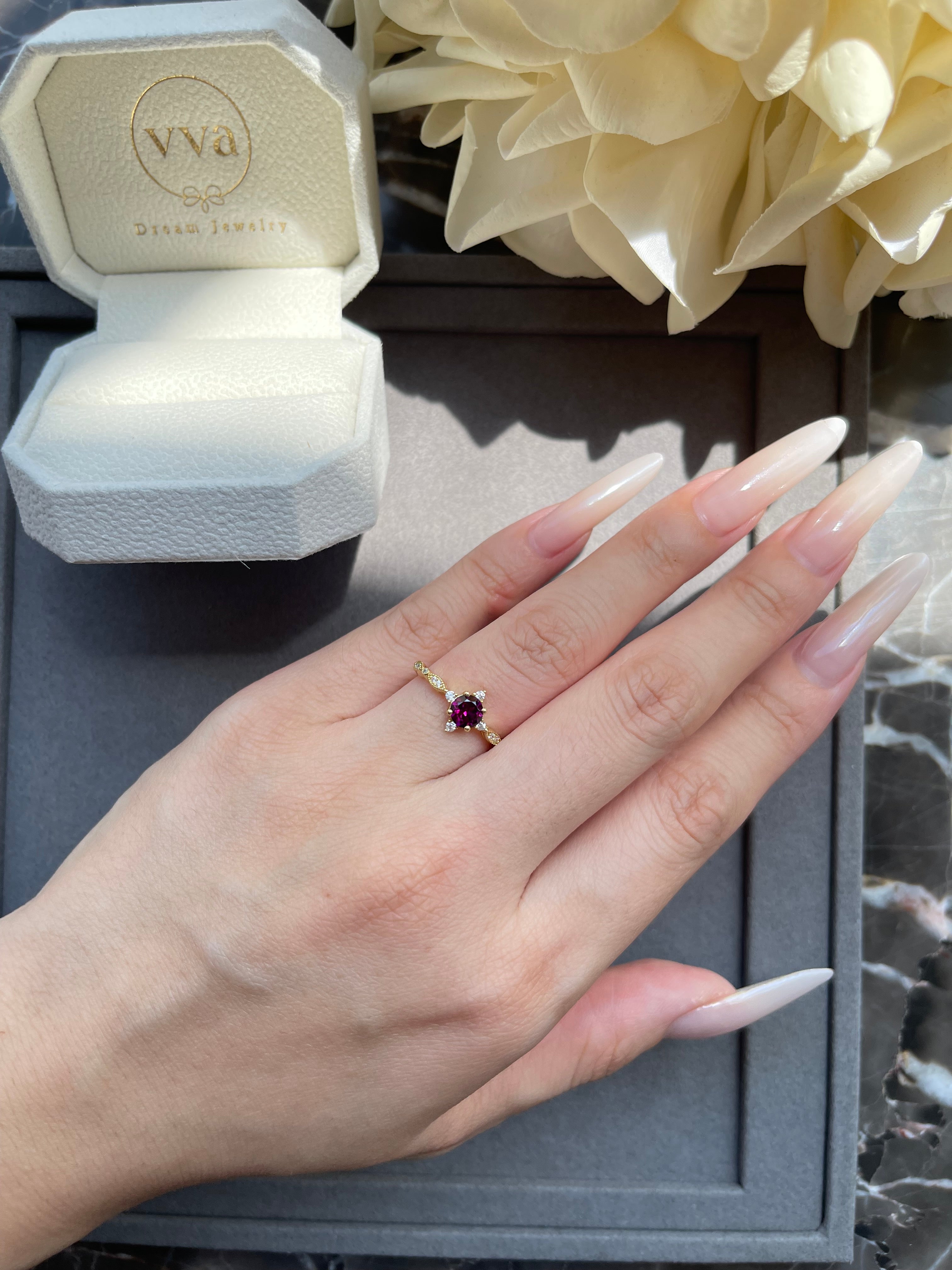 【Valoria】Bague de fiançailles artisanale en grenat rhodolite naturel de 0,5 ct, forme ronde