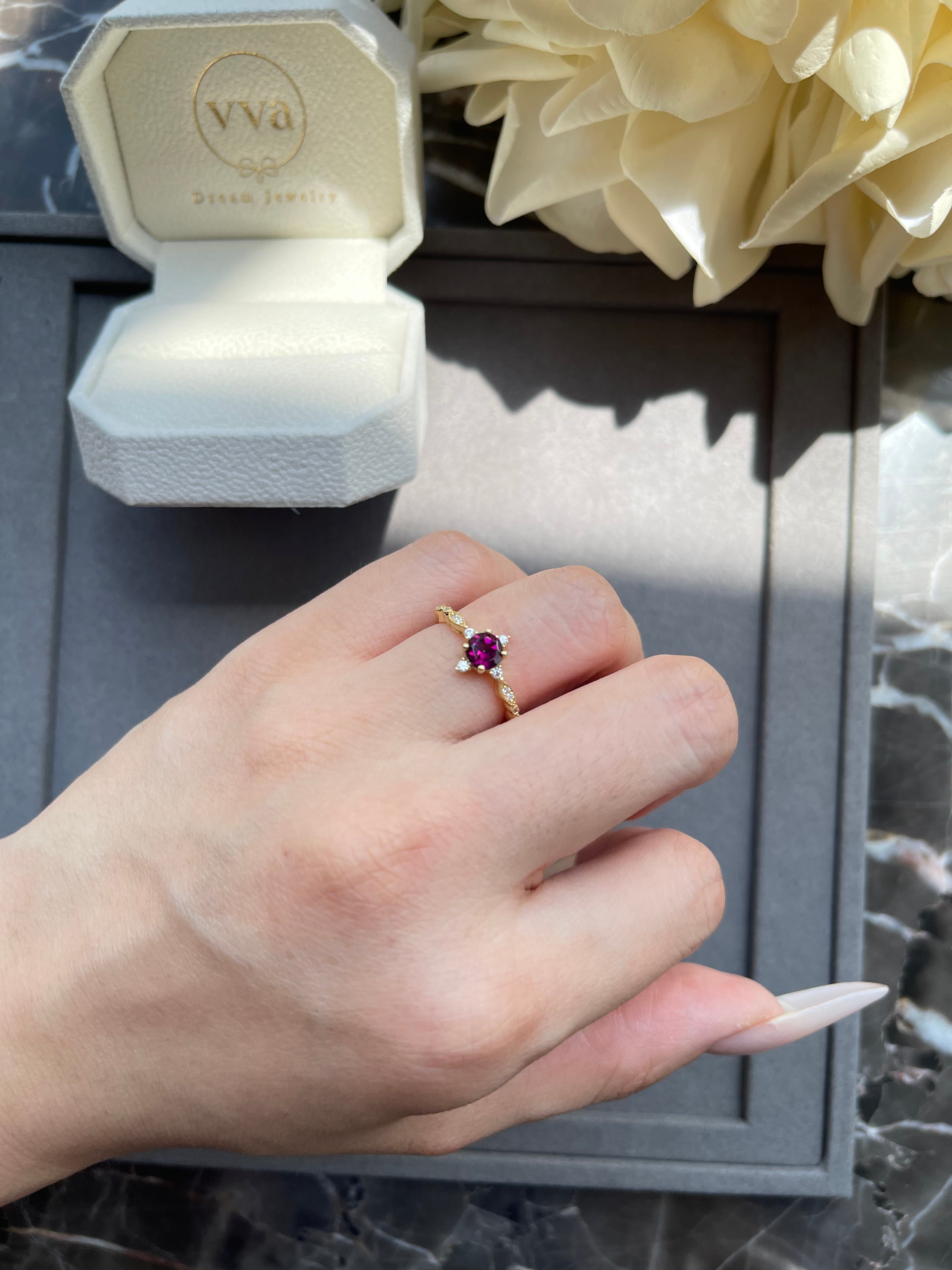 【Valoria】Bague de fiançailles artisanale en grenat rhodolite naturel de 0,5 ct, forme ronde