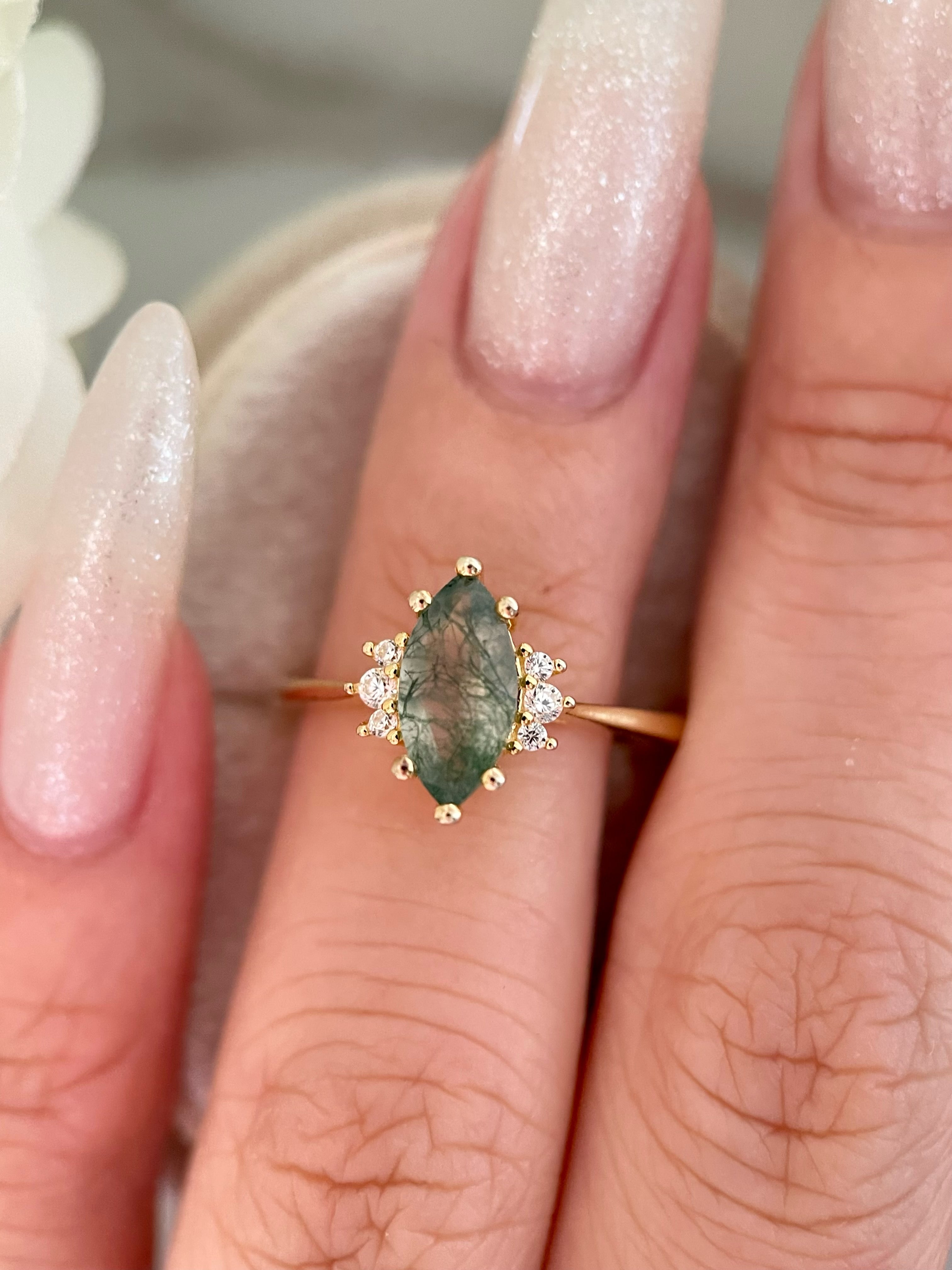 【CASSIOPEIA】Bague de fiançailles unique en agate mousse naturelle, faite à la main, taille marquise, 1 carat