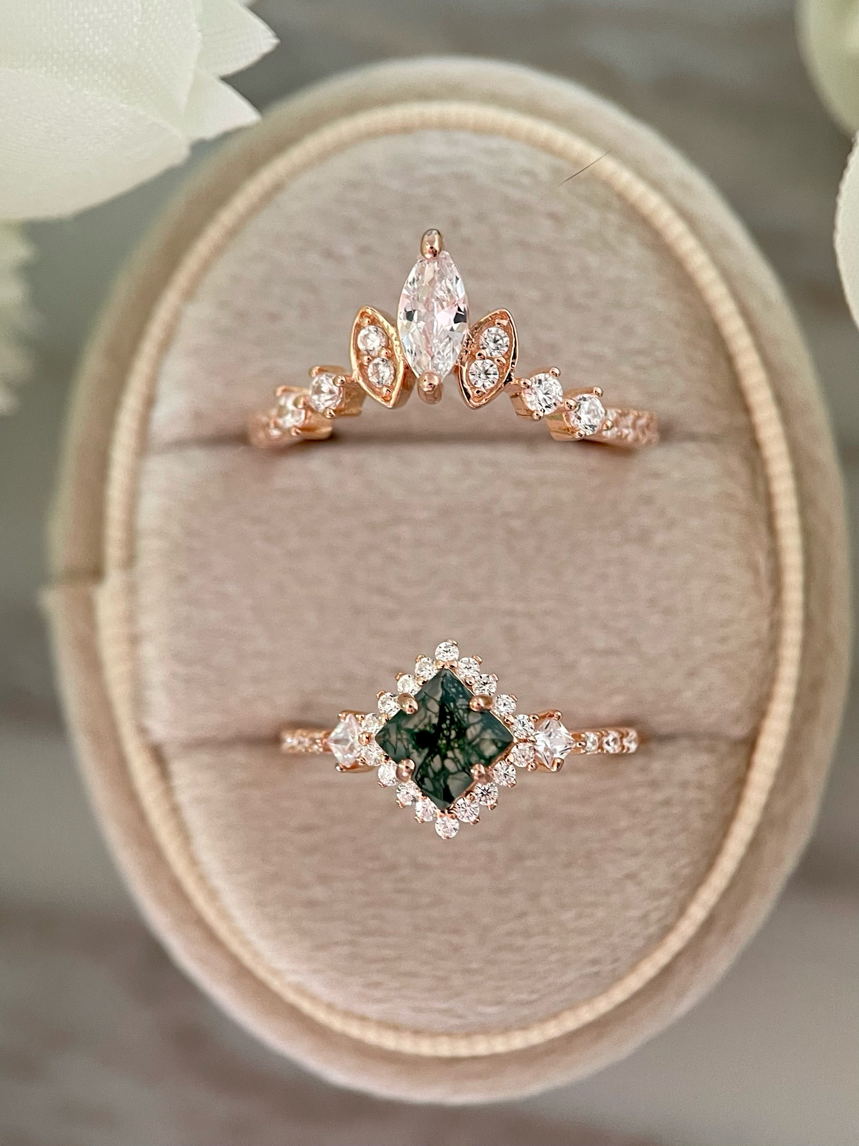 【ENSEMBLE RHIANNON】Ensemble unique de bagues de fiançailles artisanales en agate mousse naturelle, forme princesse, 0,75 ct, composé de 2 pièces