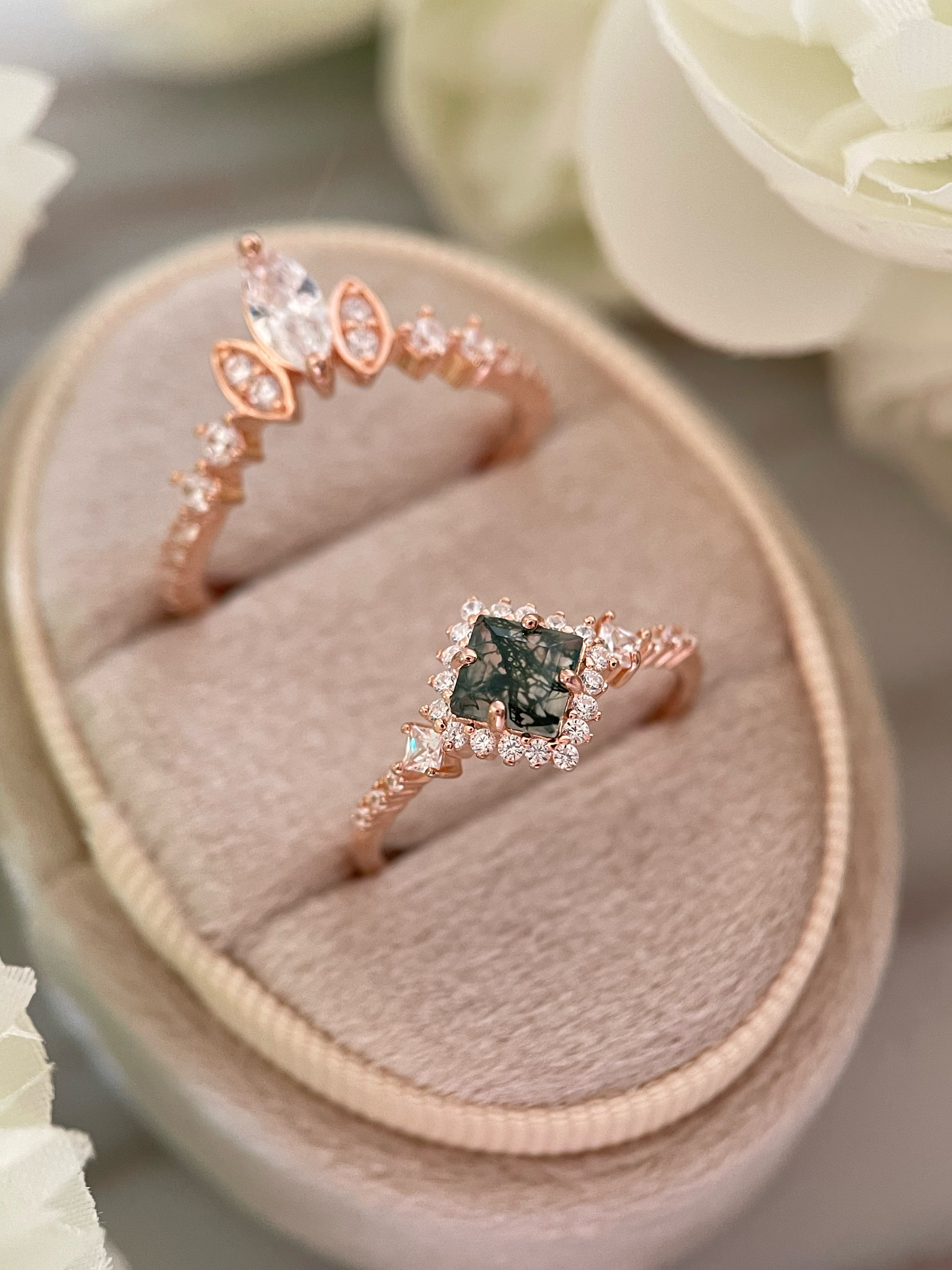 【ENSEMBLE RHIANNON】Ensemble unique de bagues de fiançailles artisanales en agate mousse naturelle, forme princesse, 0,75 ct, composé de 2 pièces