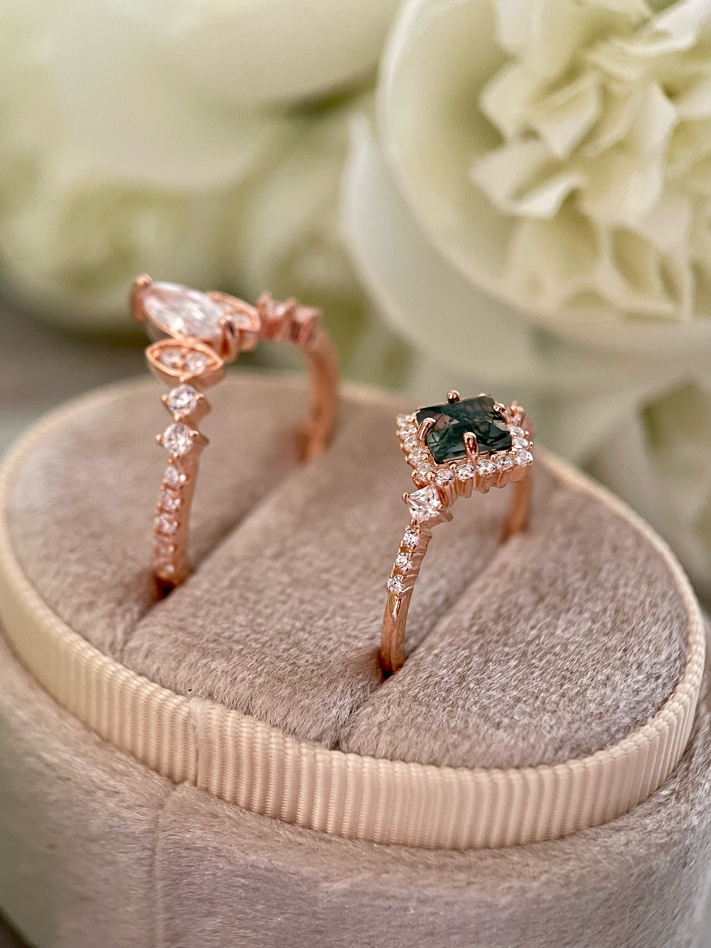 【ENSEMBLE RHIANNON】Ensemble unique de bagues de fiançailles artisanales en agate mousse naturelle, forme princesse, 0,75 ct, composé de 2 pièces