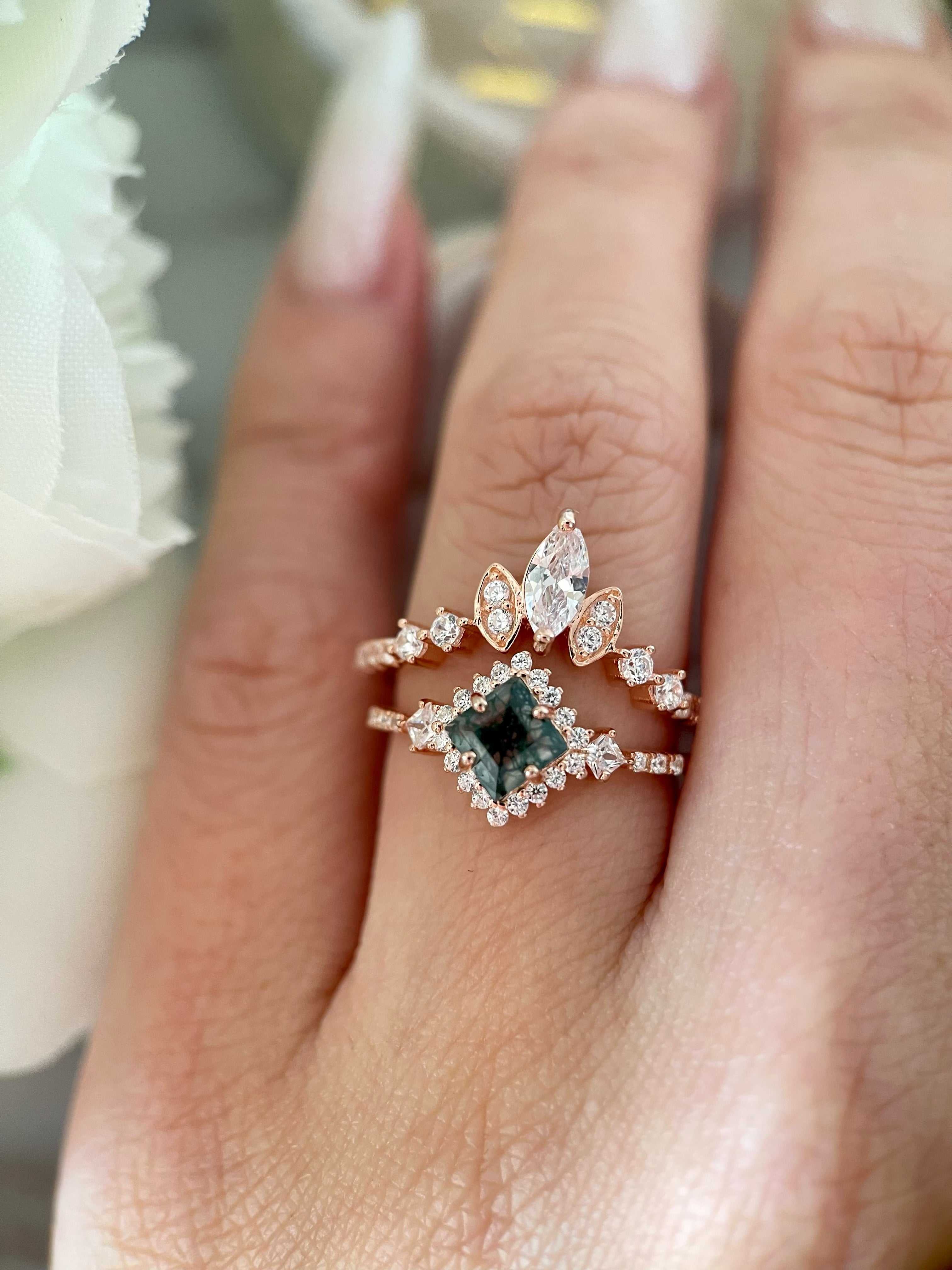 【ENSEMBLE RHIANNON】Ensemble unique de bagues de fiançailles artisanales en agate mousse naturelle, forme princesse, 0,75 ct, composé de 2 pièces