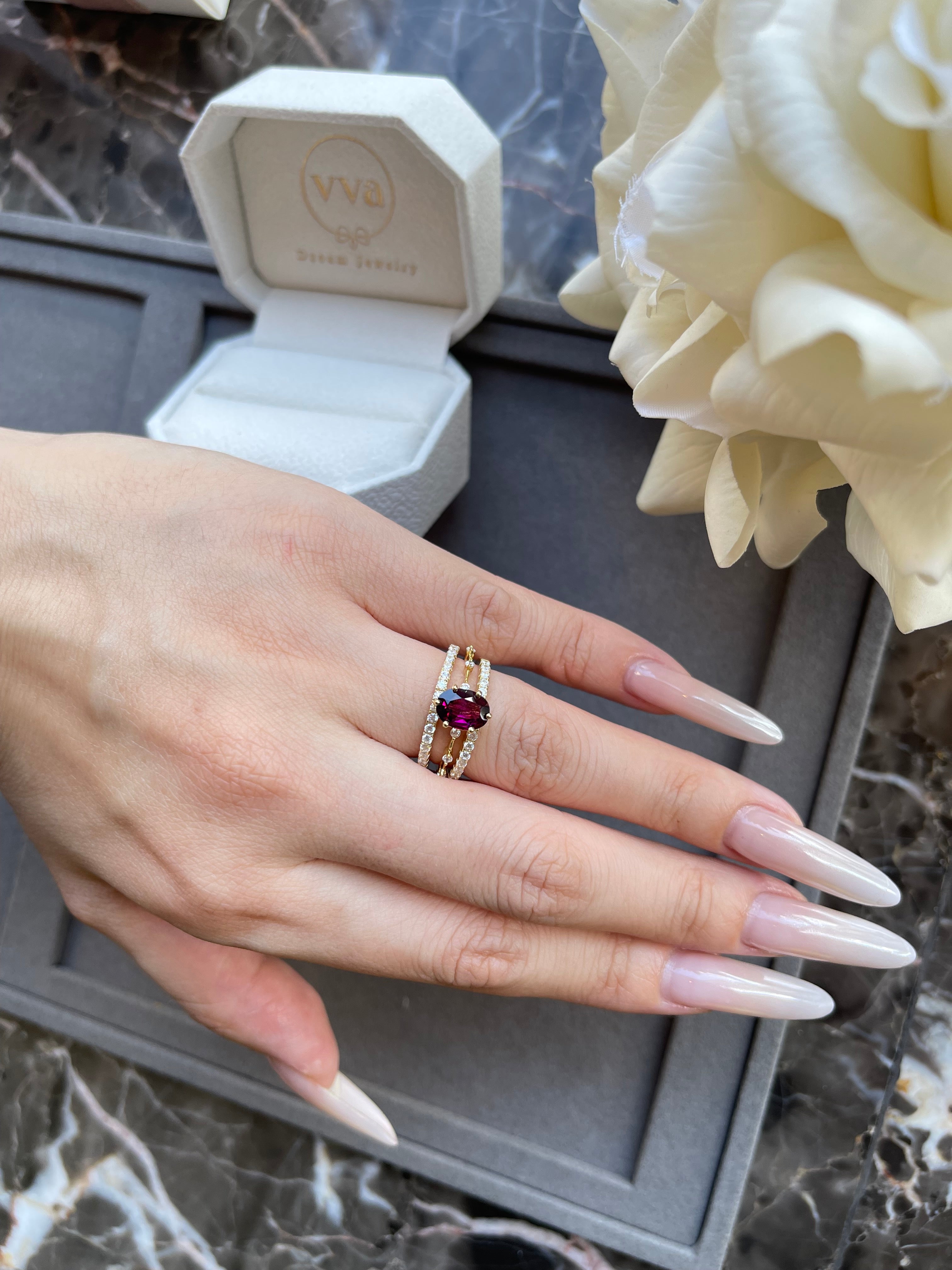 【Ensemble Passion】Ensemble de 3 bagues de fiançailles uniques, faites main, en grenat rhodolite naturel de 1,5 ct, forme ovale