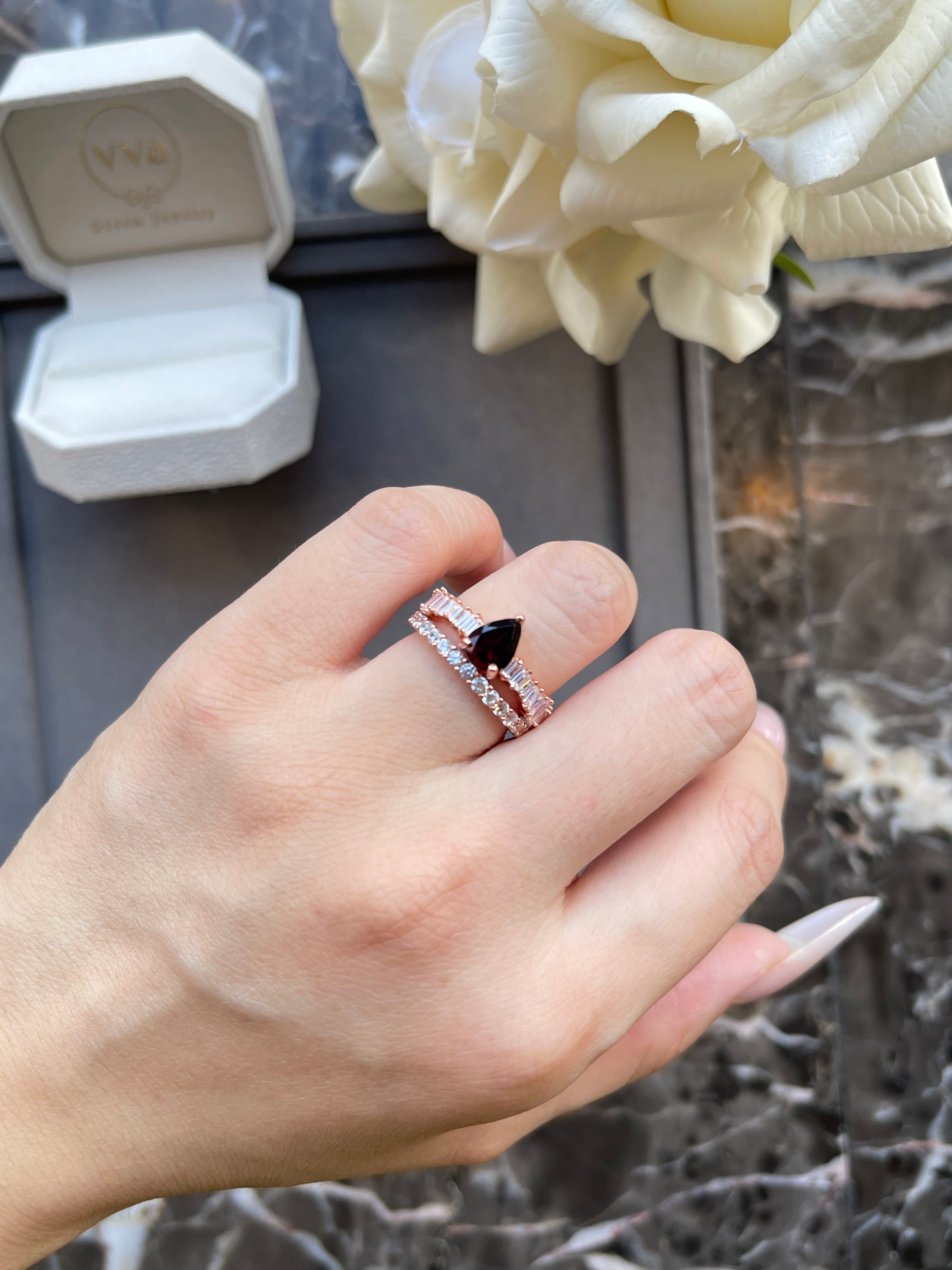 【Ensemble Rubra Symphony】Ensemble unique de bagues de fiançailles en grenat rhodolite naturel fait main, 2 pièces, 0,8 ct, forme poire