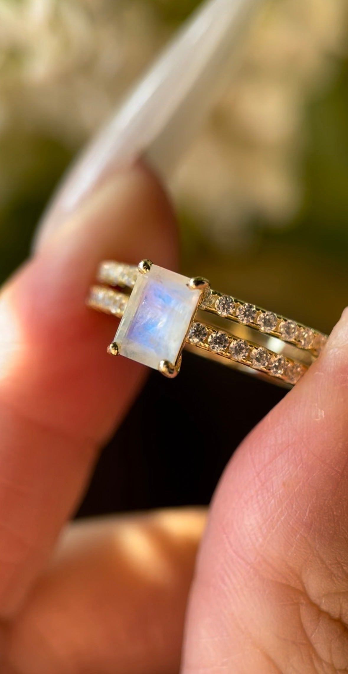 【Ensemble Iris】Ensemble de 2 bagues de fiançailles uniques, fabriquées à la main, en pierre de lune bleue naturelle de 1 carat, taille baguette