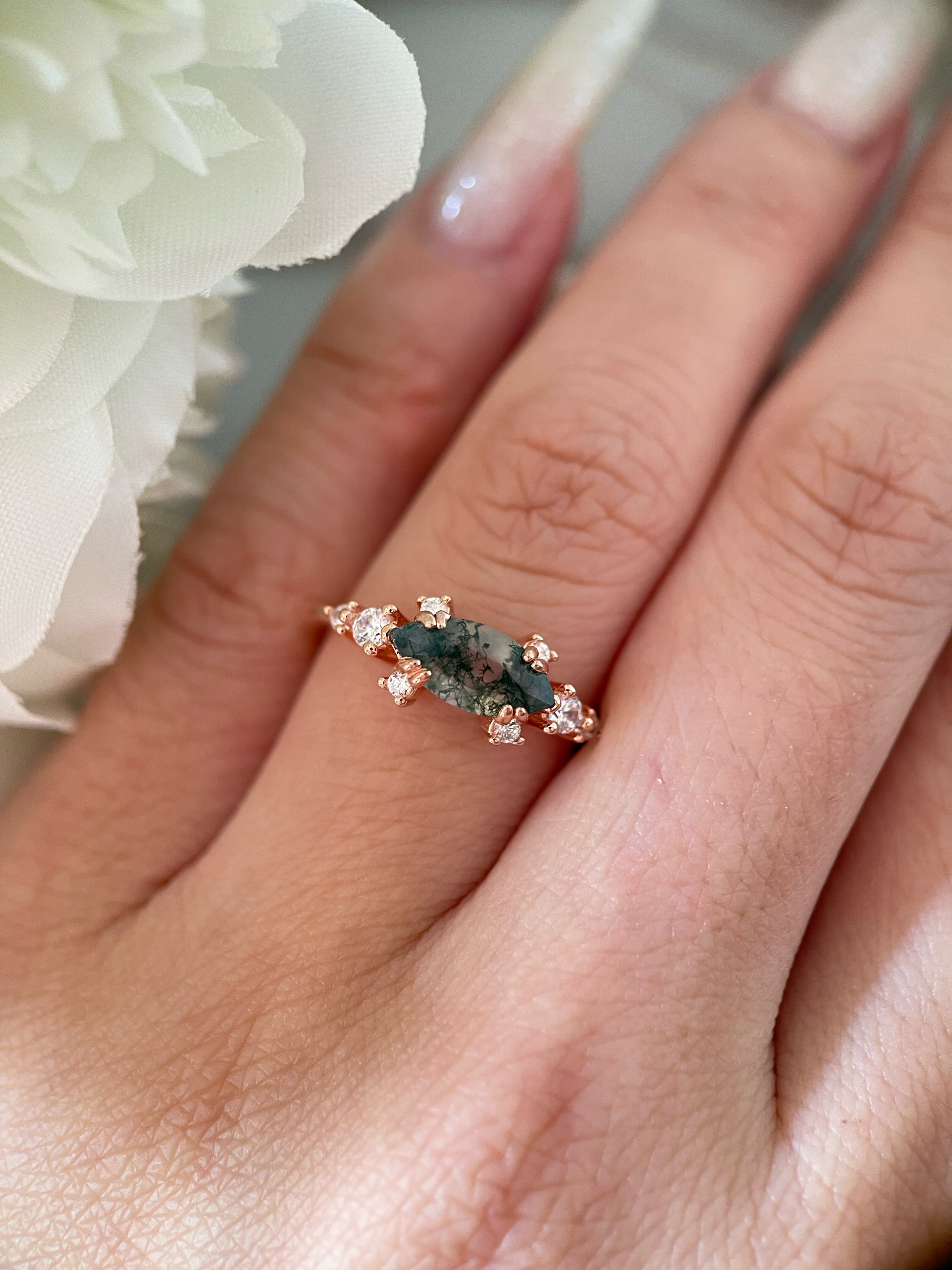 【Meridian】Bague de fiançailles unique en agate mousse naturelle faite à la main, 1 carat, forme marquise