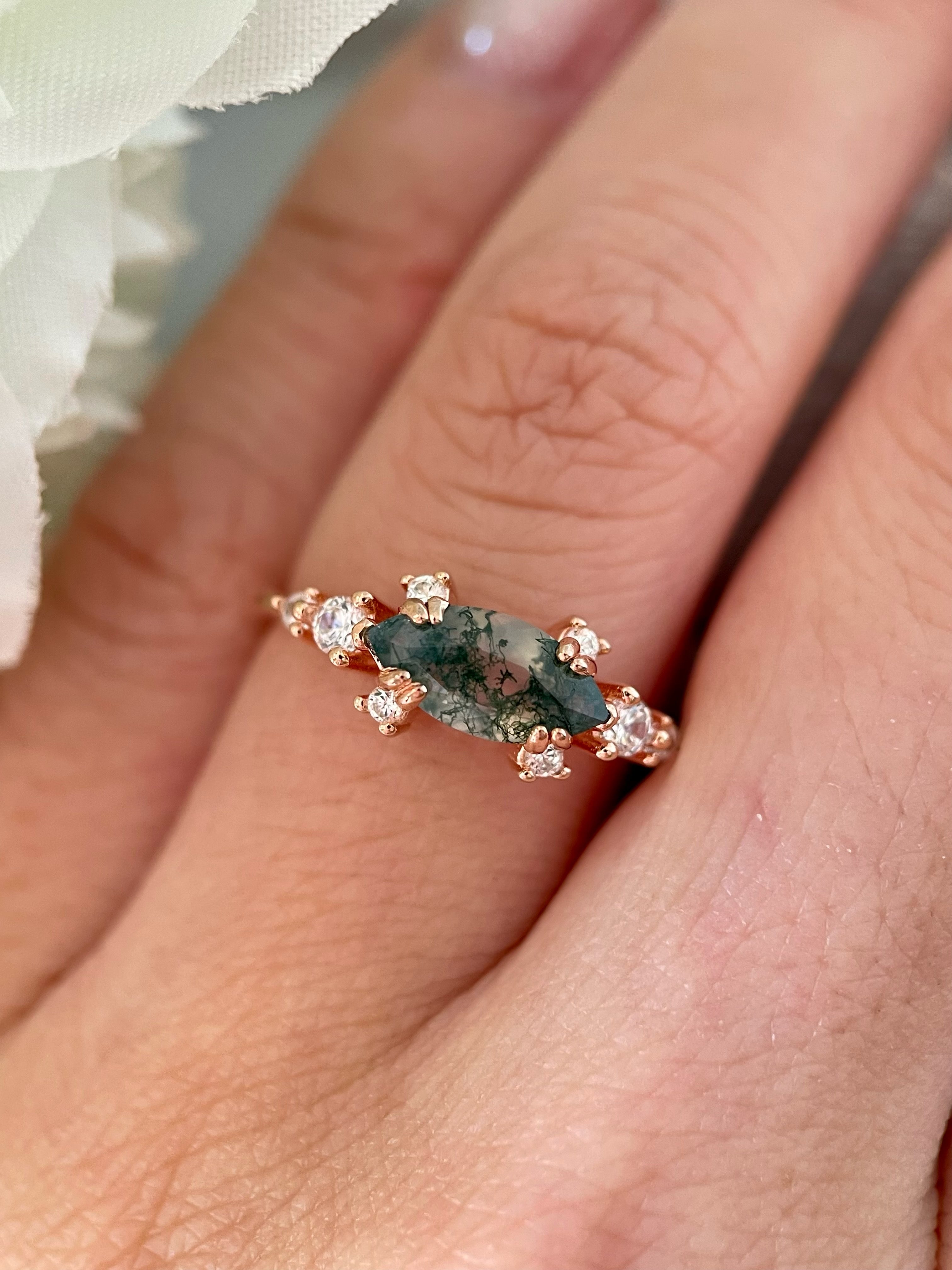 【Meridian】Bague de fiançailles unique en agate mousse naturelle faite à la main, 1 carat, forme marquise