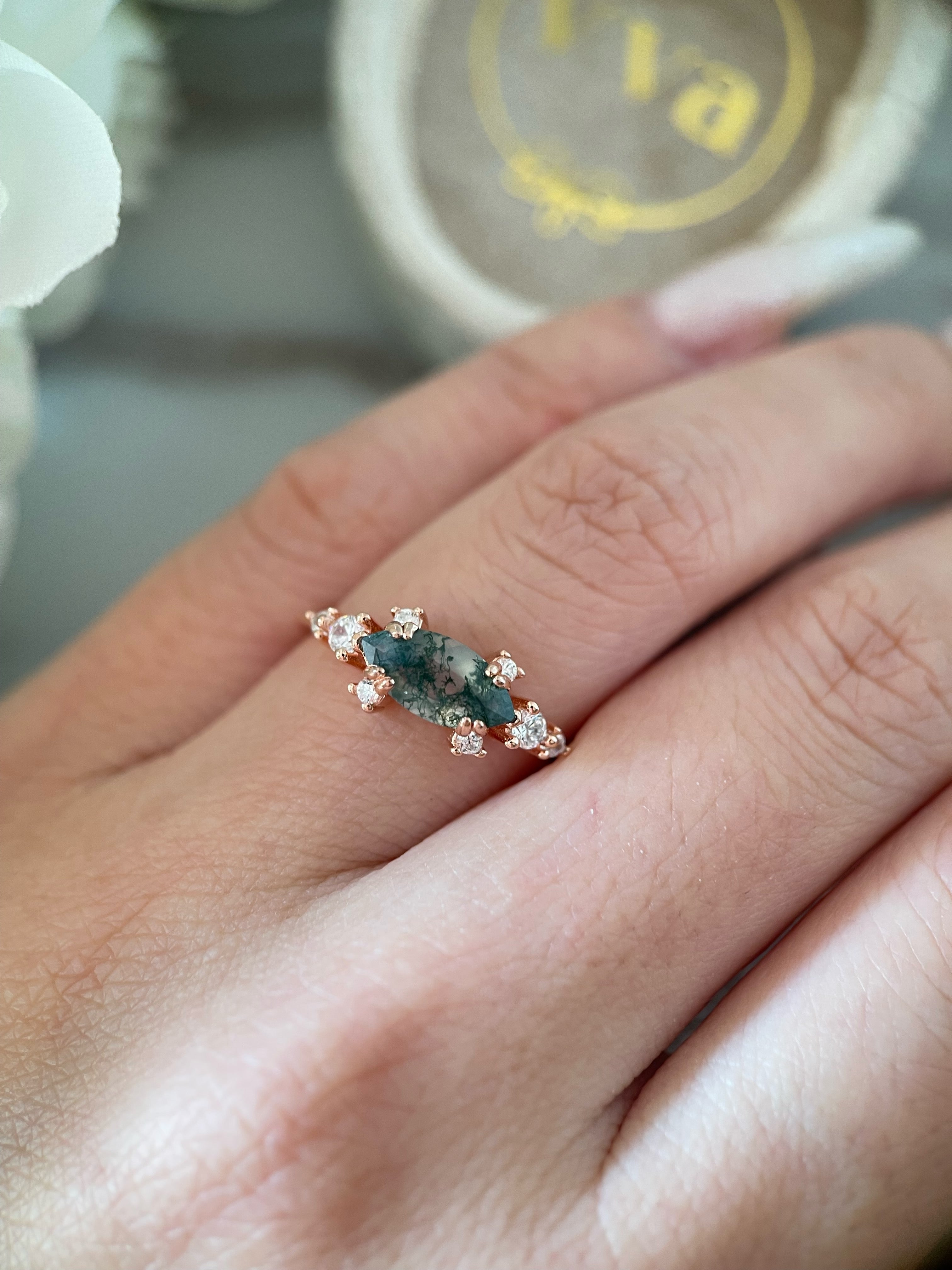 【Meridian】Bague de fiançailles unique en agate mousse naturelle faite à la main, 1 carat, forme marquise