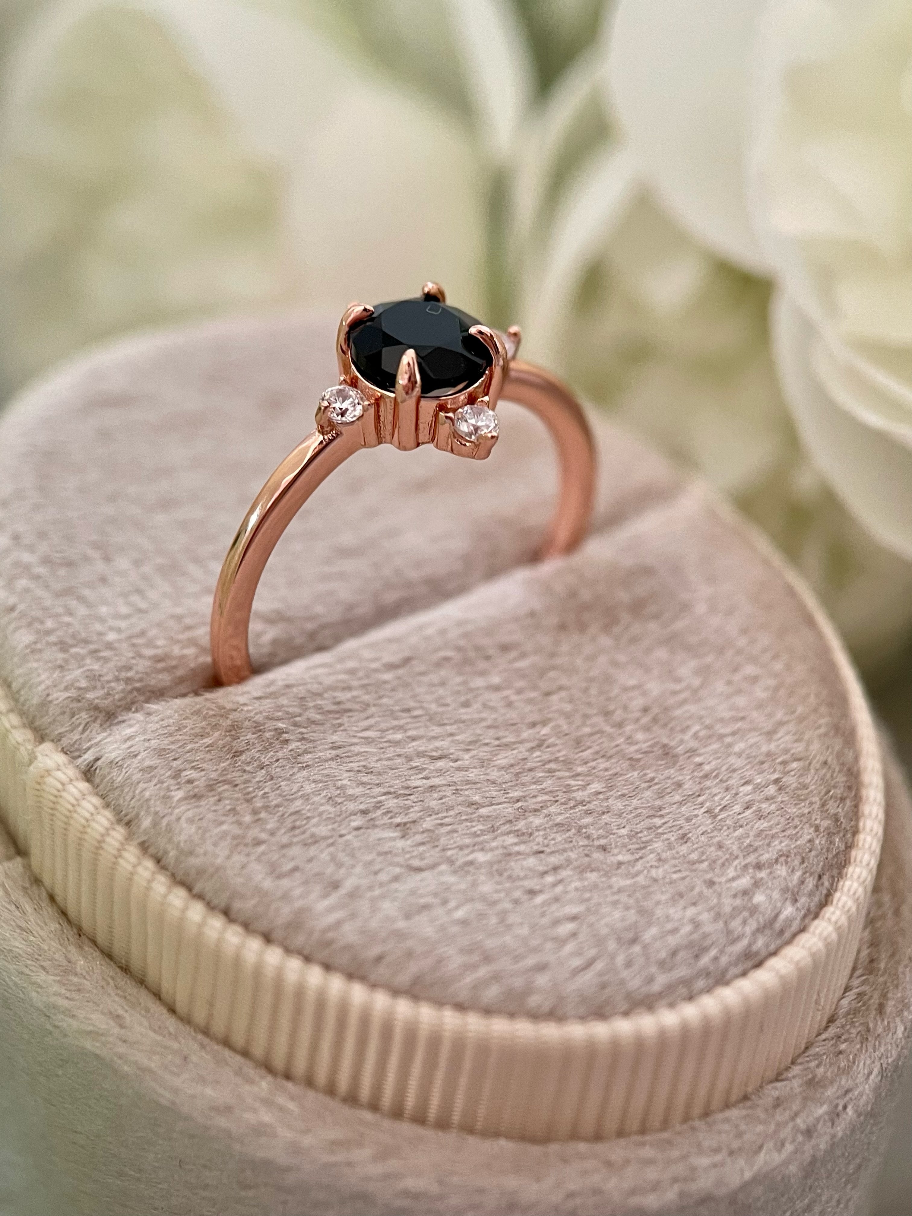 【HECATE】Bague de fiançailles unique, faite main, en onyx noir naturel de forme ronde, 0,8 ct