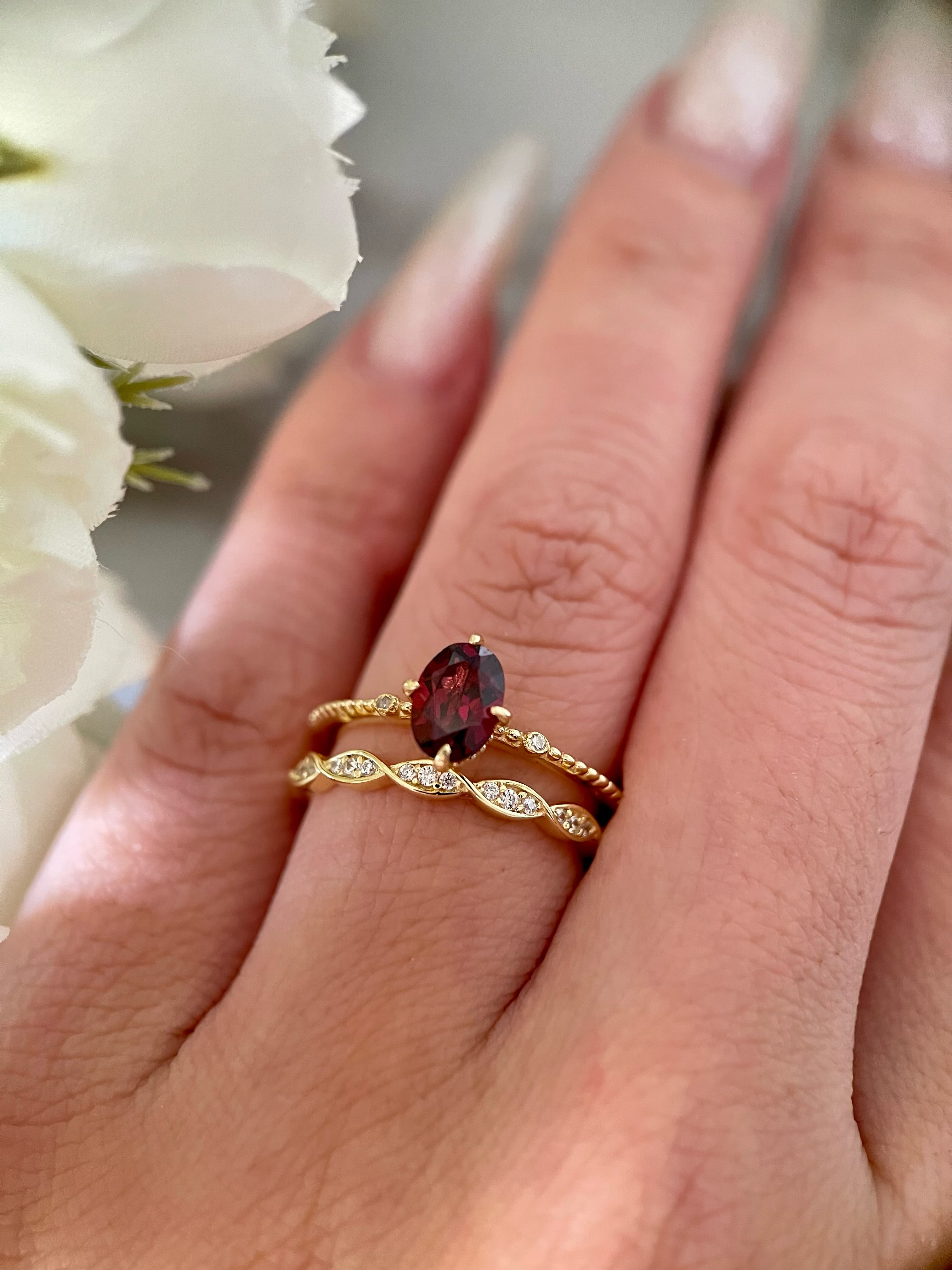 【Ensemble Carmine Lattie】Ensemble unique de bagues de fiançailles en grenat rhodolite naturel fait main, 2 pièces, 0,75 ct, forme ovale