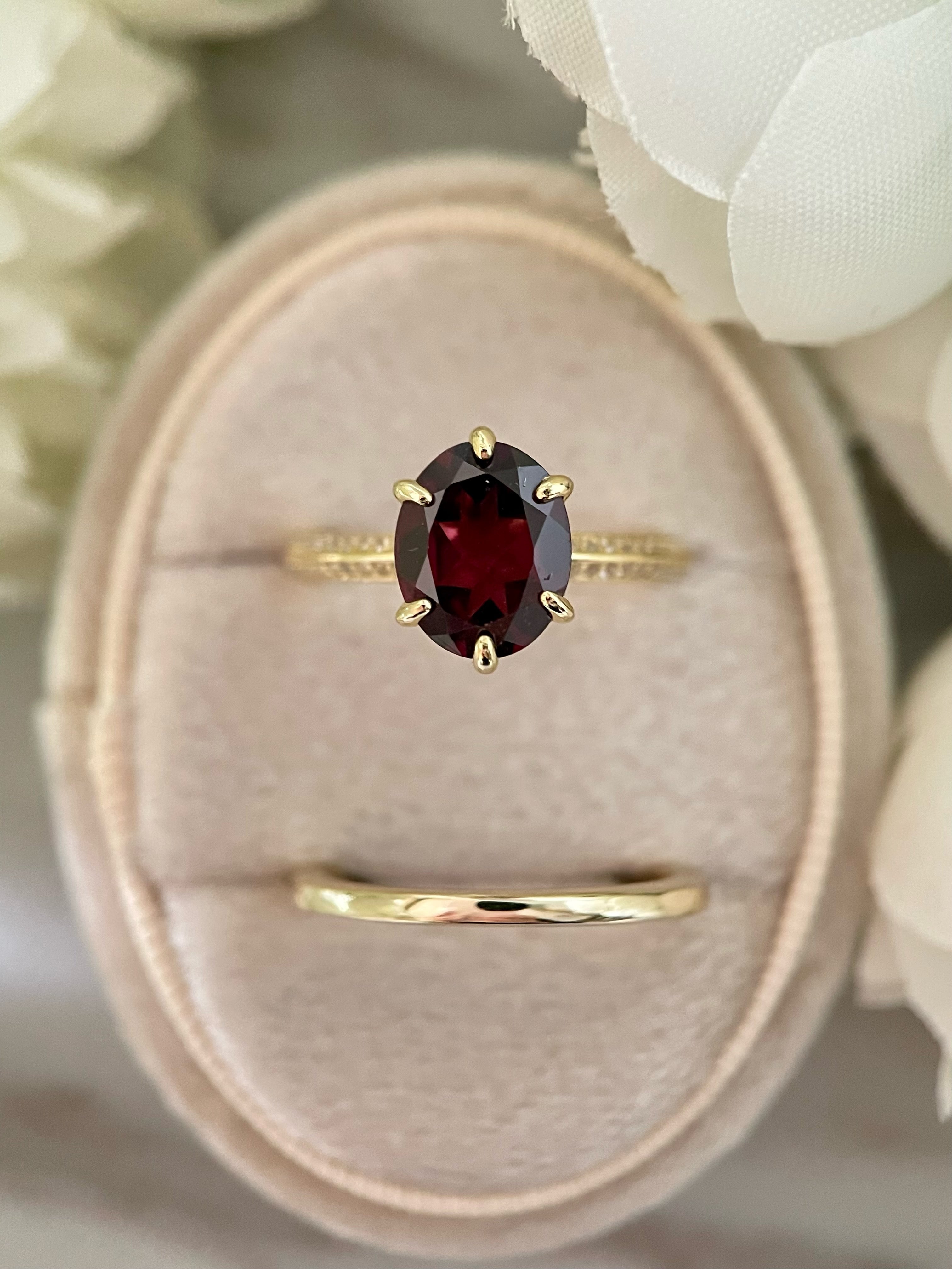 【Ensemble Rubaiyat】Ensemble unique de bagues de fiançailles en grenat rhodolite naturel, 3 carats, forme ovale, fait main (2 pièces).