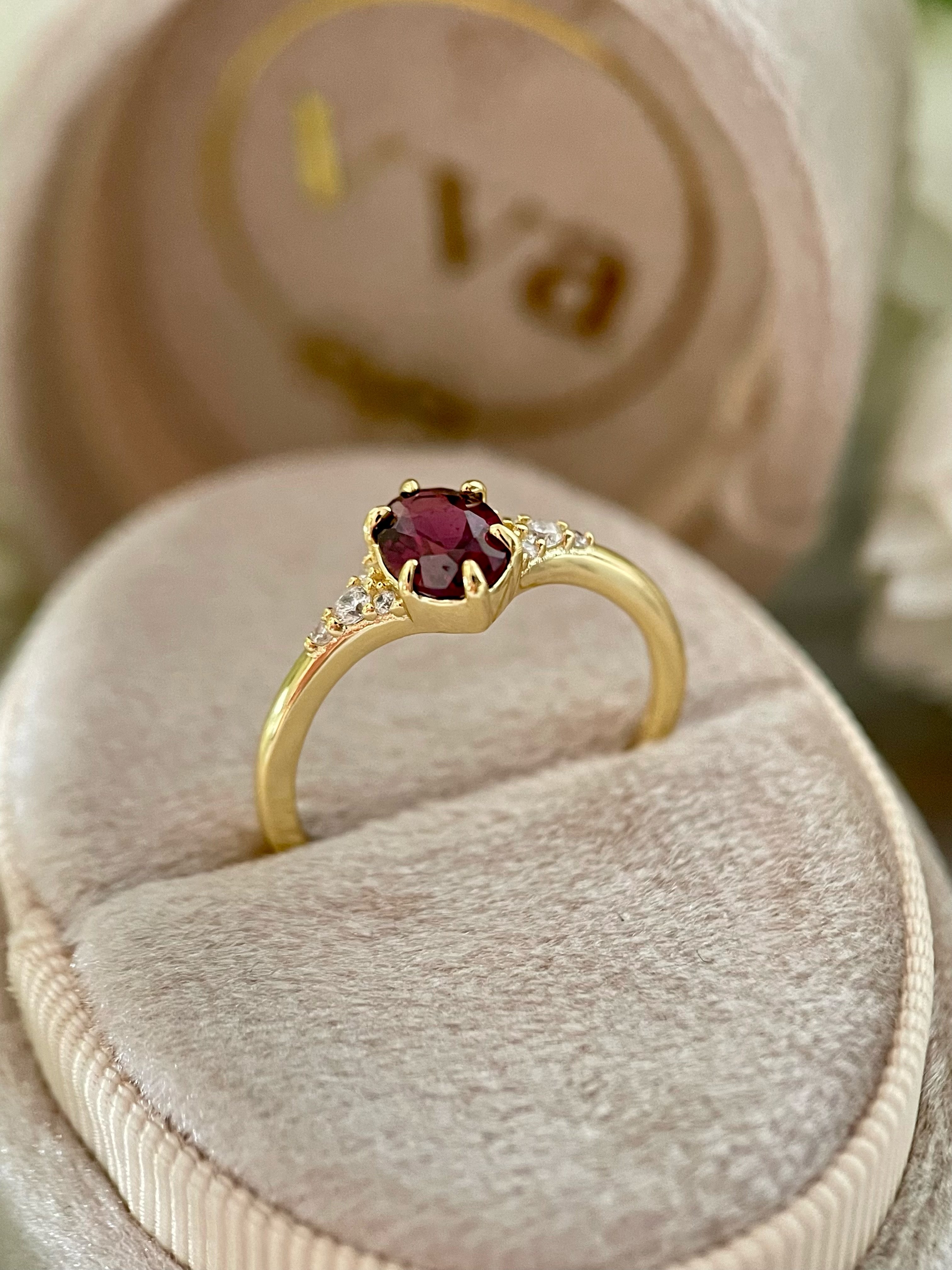 【Regalia】Handmade Natural Rhodolite Garnet Engagement Ring 0.75ct Oval Cut