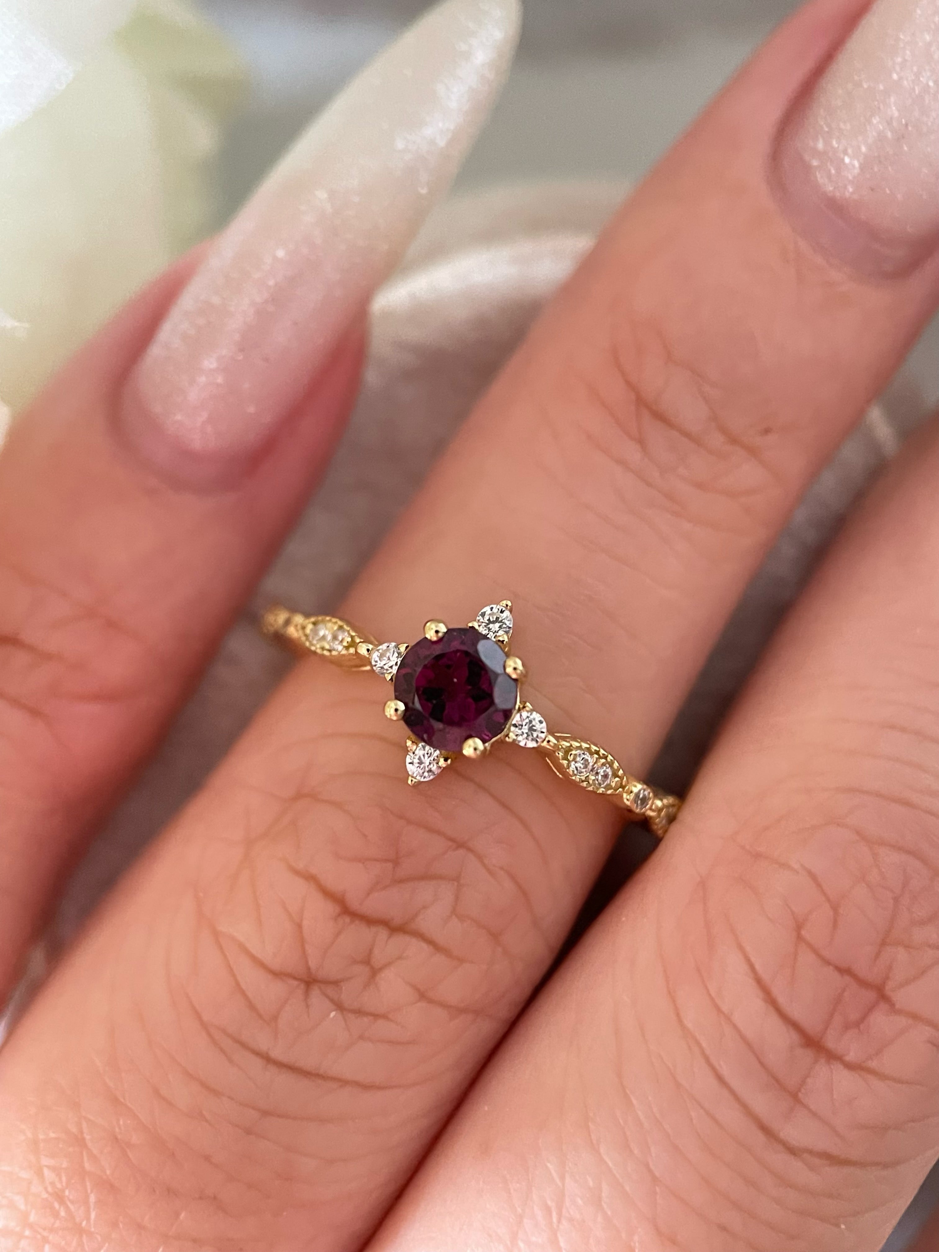 【Valoria】Bague de fiançailles artisanale en grenat rhodolite naturel de 0,5 ct, forme ronde
