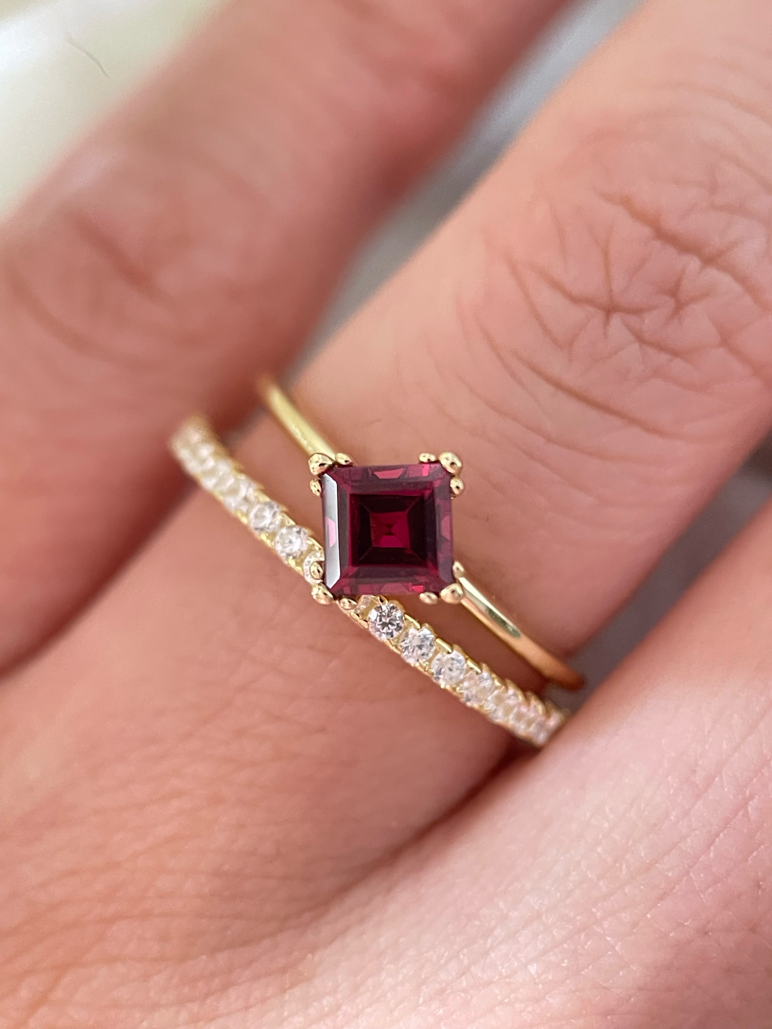 【Ensemble Rubienne】Ensemble unique de bagues de fiançailles artisanales en grenat rhodolite naturel de 0,75 ct, forme princesse, composé de 2 pièces