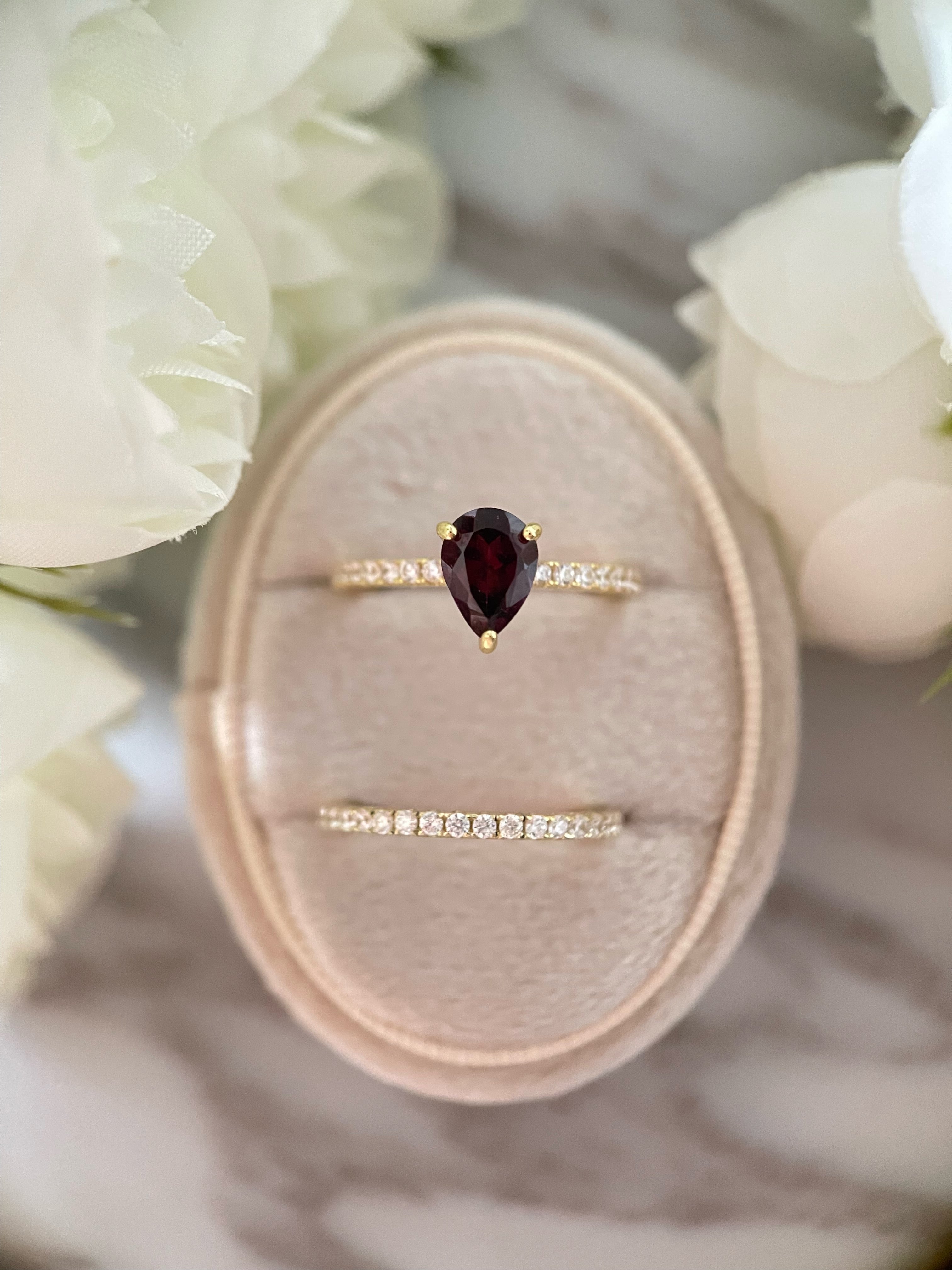 【Ensemble Cascade de Rubellite】Ensemble unique de bagues de fiançailles artisanales en grenat rhodolite naturel de 0,8 ct, forme poire, composé de 2 pièces