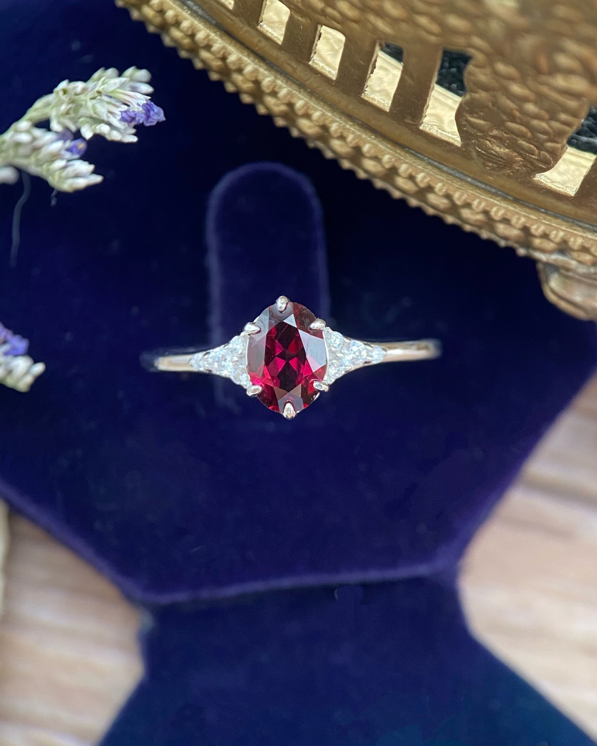【Regalia】Bague de fiançailles artisanale en grenat rhodolite naturel de 0,75 ct, forme ovale
