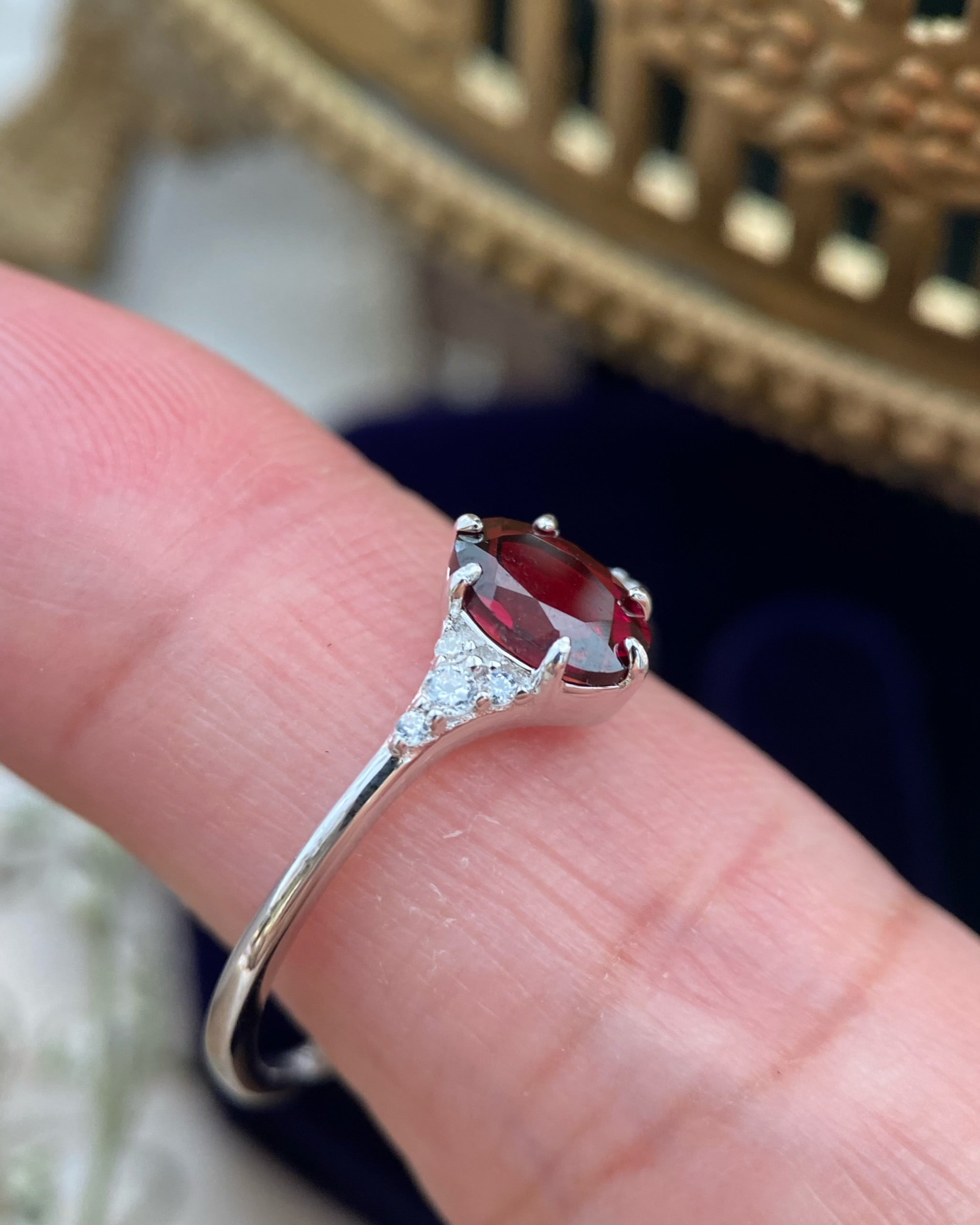 【Regalia】Bague de fiançailles artisanale en grenat rhodolite naturel de 0,75 ct, forme ovale