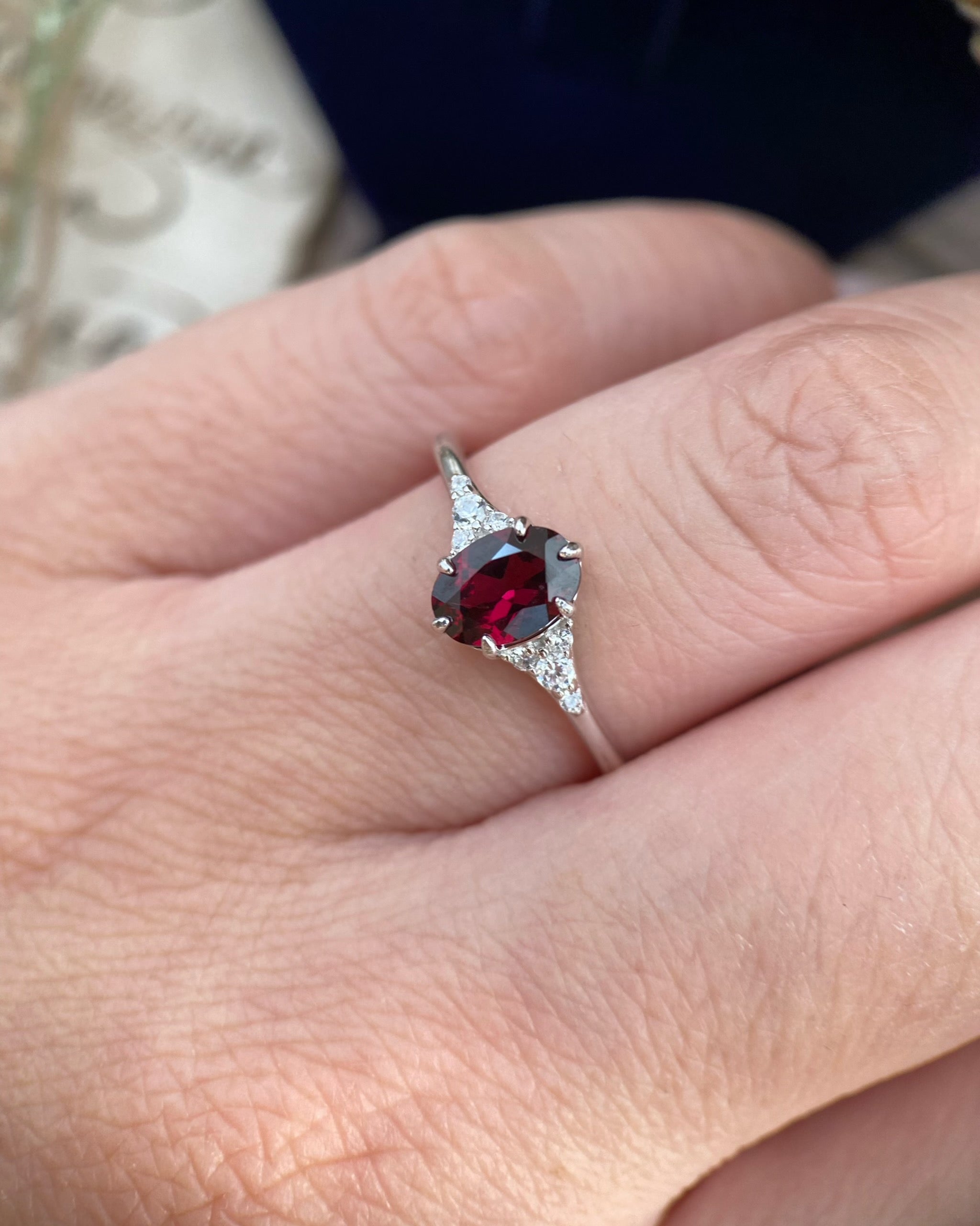 【Regalia】Bague de fiançailles artisanale en grenat rhodolite naturel de 0,75 ct, forme ovale