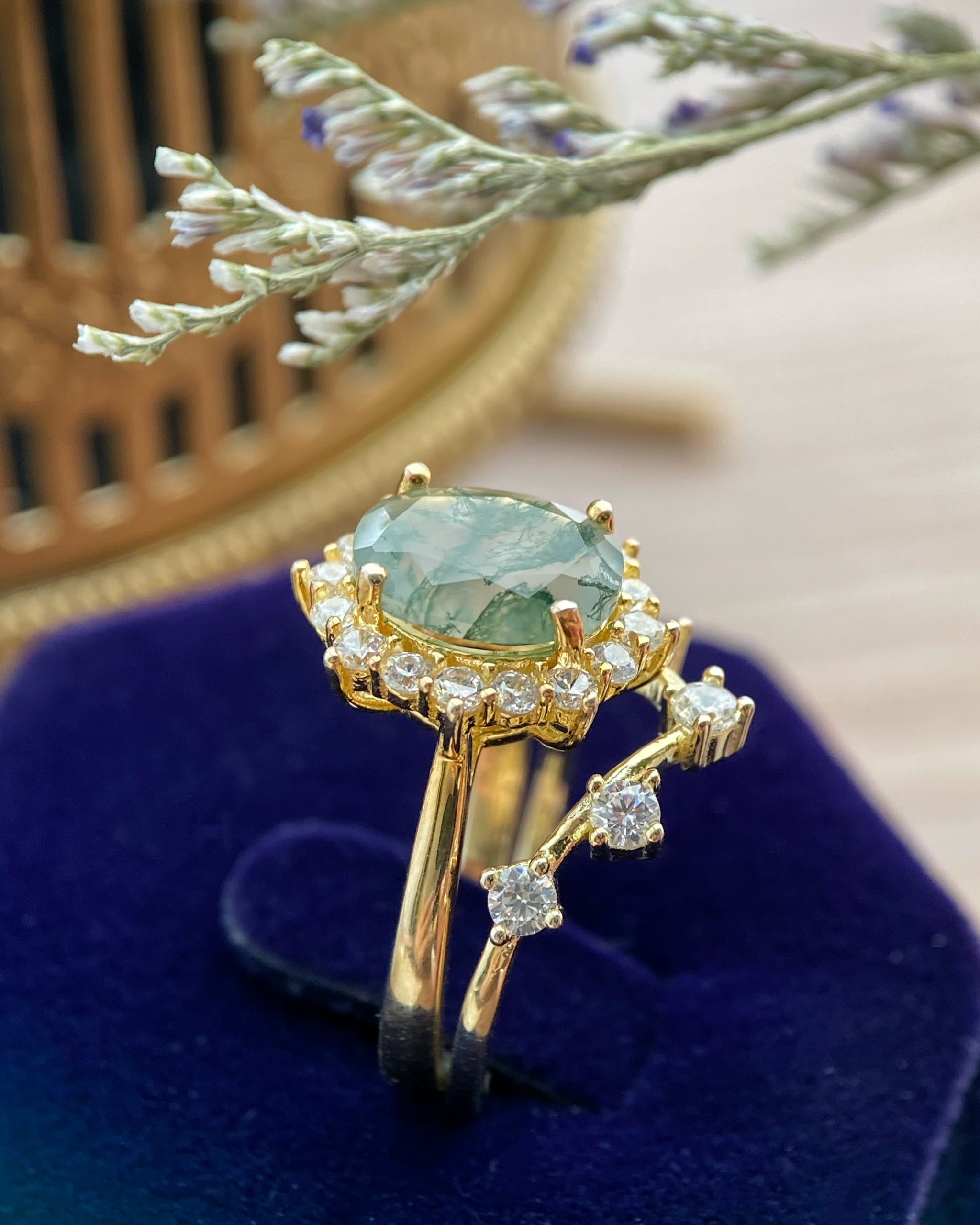 【Ensemble Morrigan】 Bague de fiançailles unique, faite main, en agate mousse verte naturelle, forme ovale, 3 carats (2 pièces).